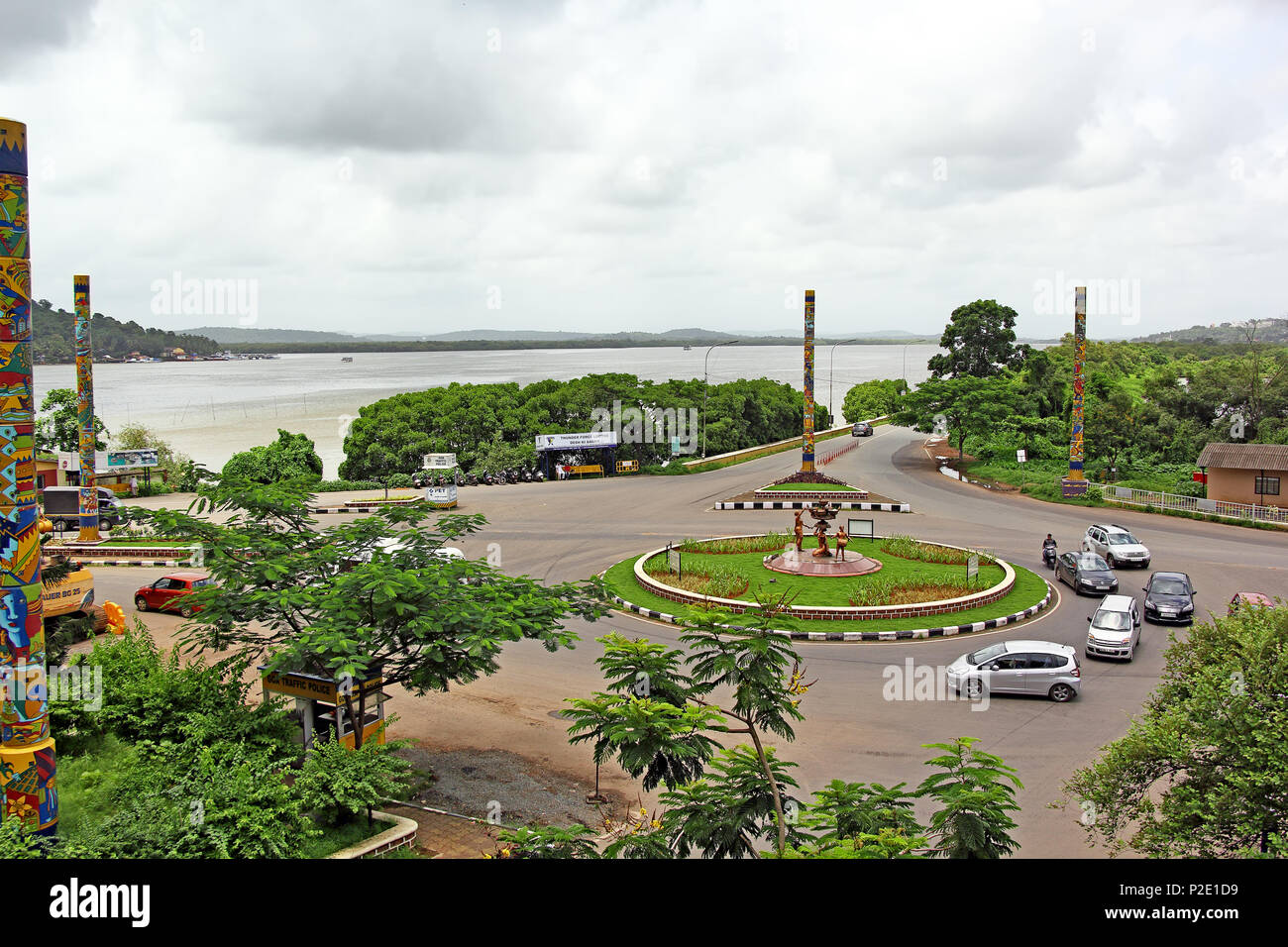 Panjim, Goa, Indien - 30. Juli 2017: Divja Kreisverkehr, Divja Skulpturen und neun Breda Säulen, mit Mandovi Fluss als Kulisse. Stockfoto
