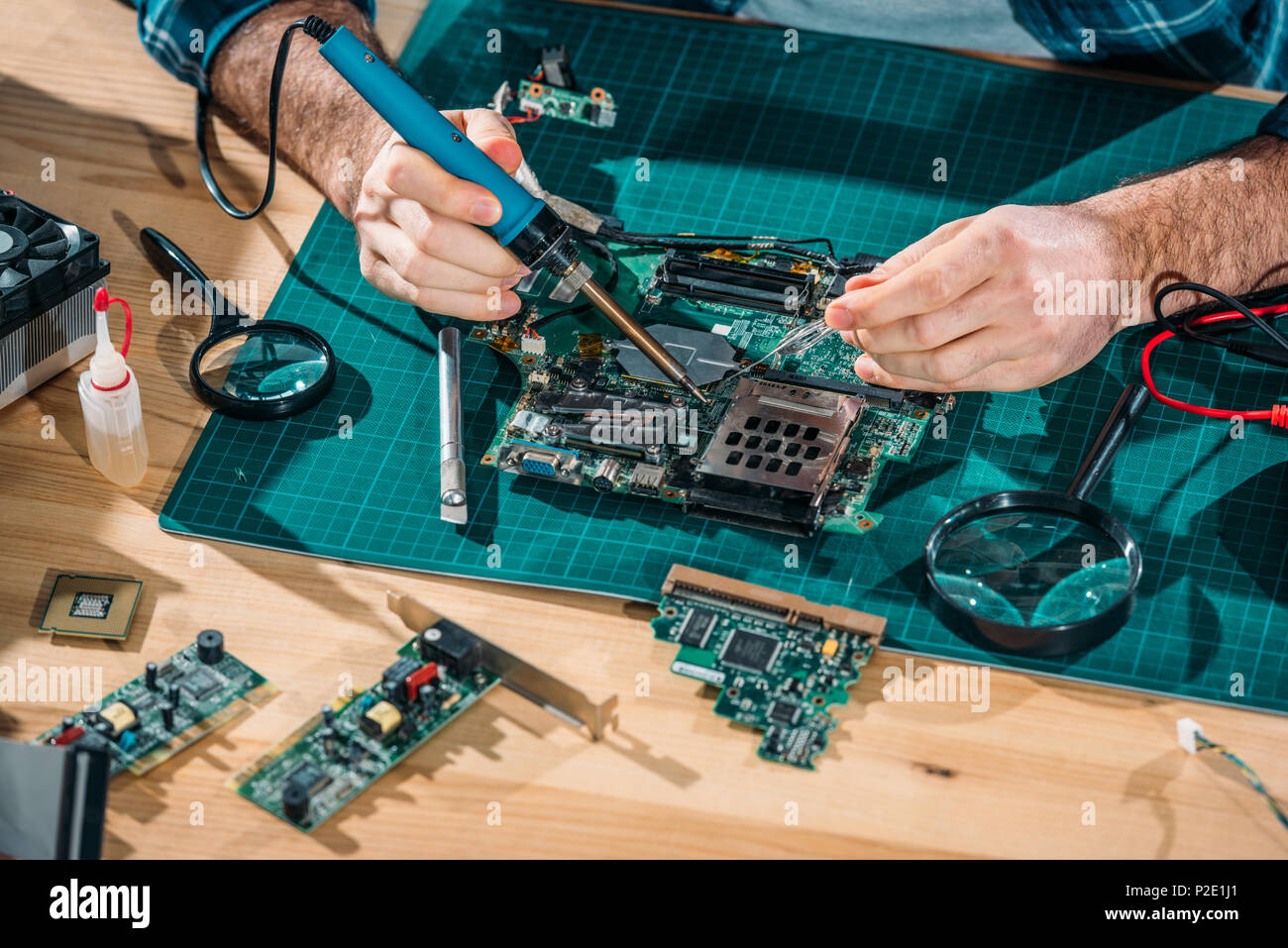 Nahaufnahme der Ingenieur löten pc Teile Stockfoto