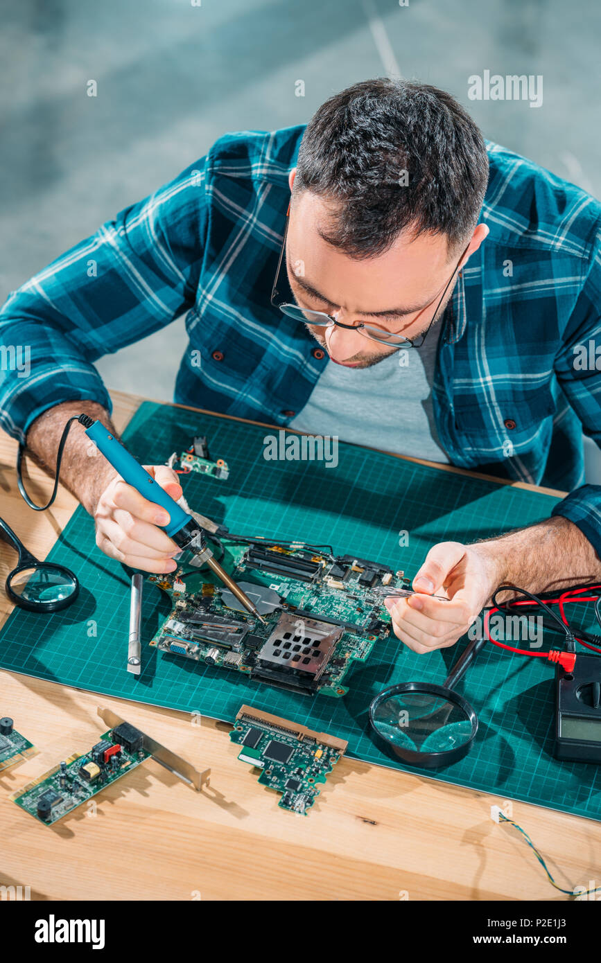 Blick von oben auf die Ingenieur in Gläser arbeiten mit PC-Teile Stockfoto