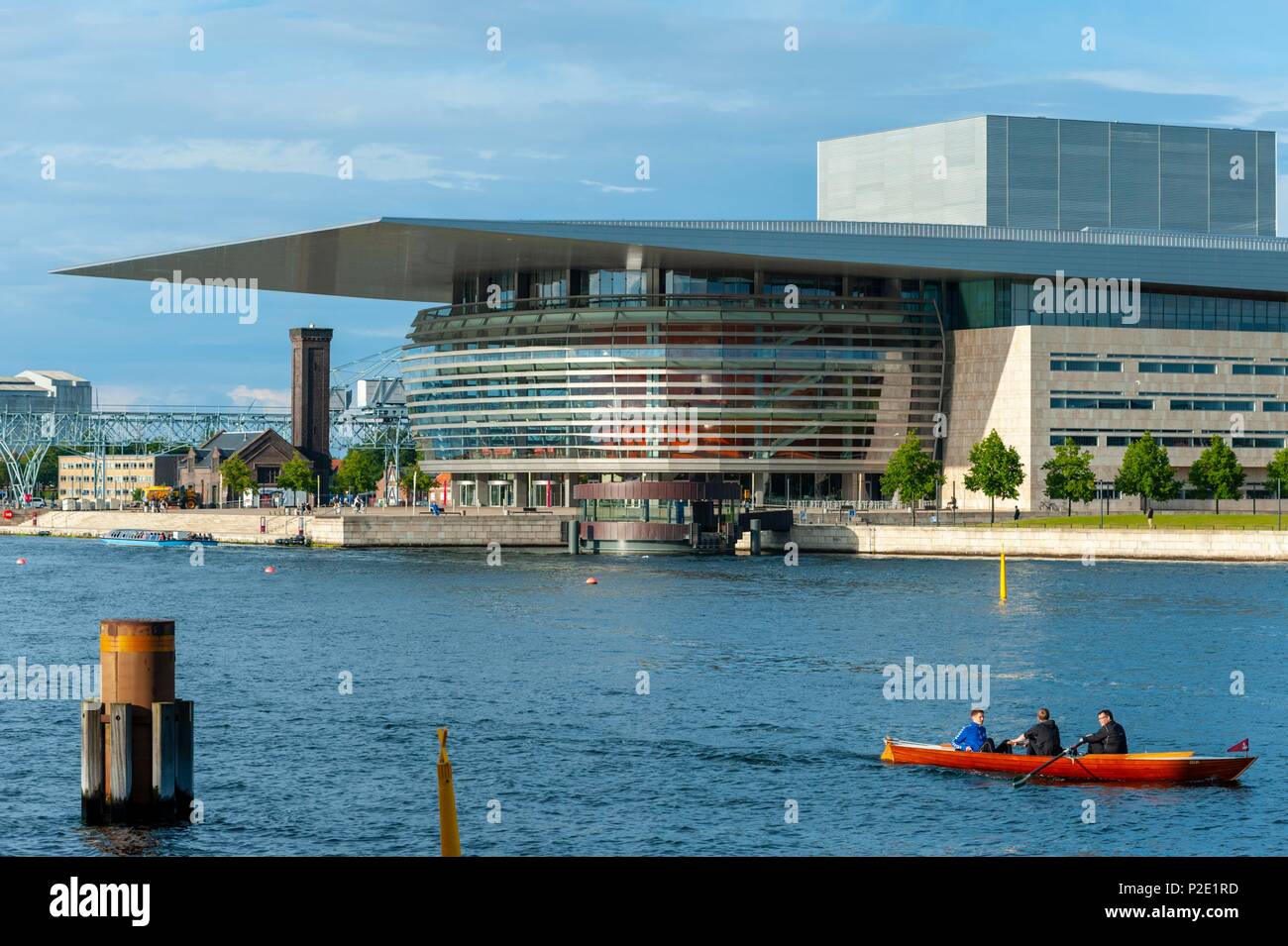 Dänemark, Seeland, Kopenhagen, Kopenhagen Opera House vom dänischen Architekten Henning Larsen und der Yderhavnen canal Stockfoto