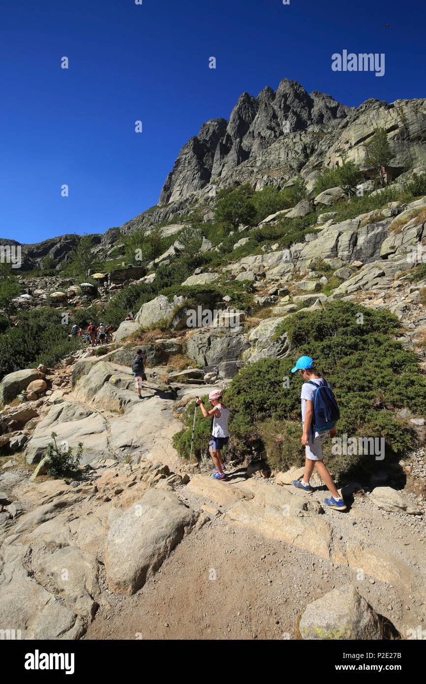 Frankreich, Haute Corse, Corte, das Restonica Tal, Gruppe der Wanderer zu Melo und Capitelo Seen gehen Stockfoto