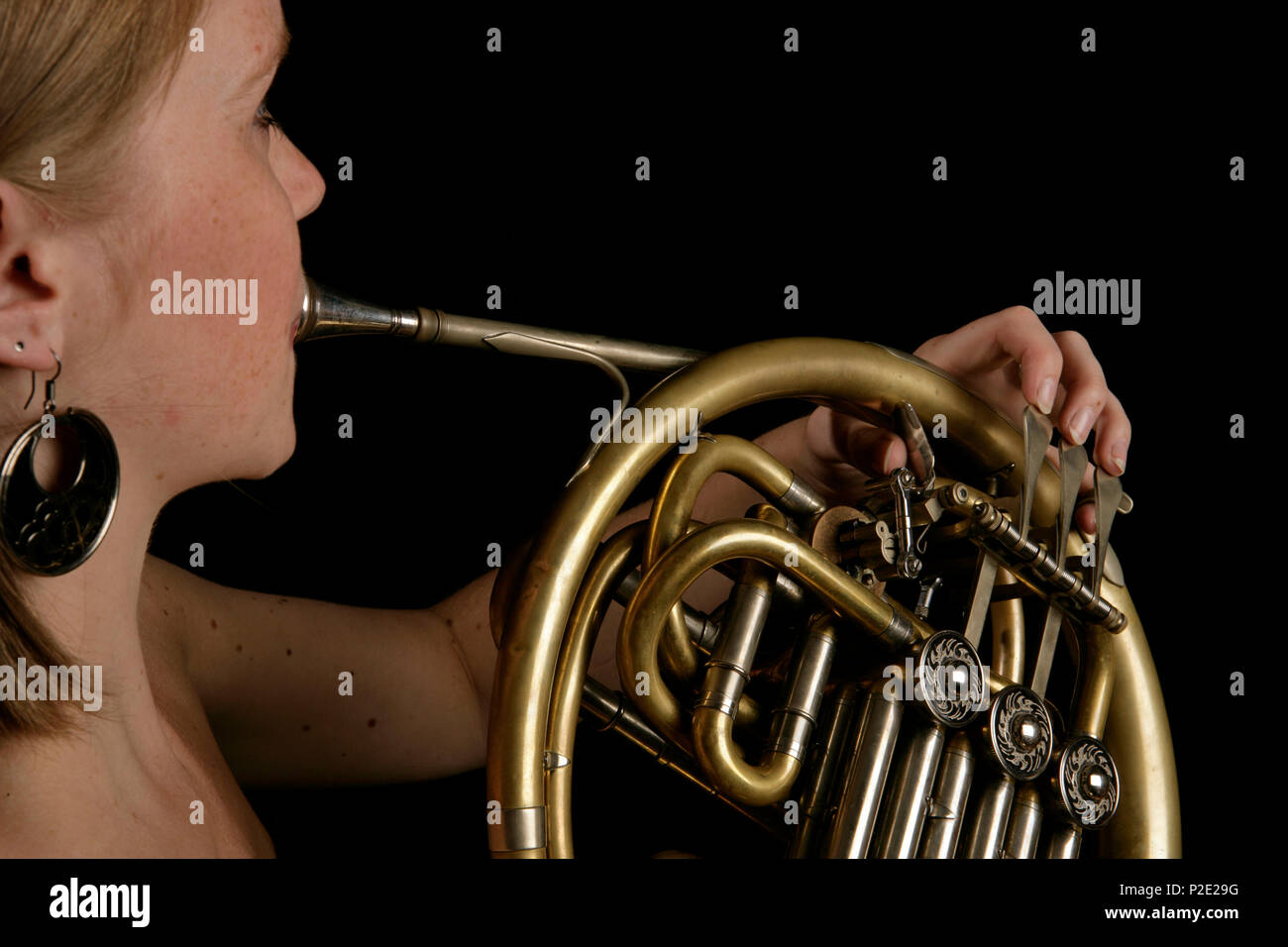 French Horn In Playing Position Stockfotos Und Bilder Kaufen Alamy