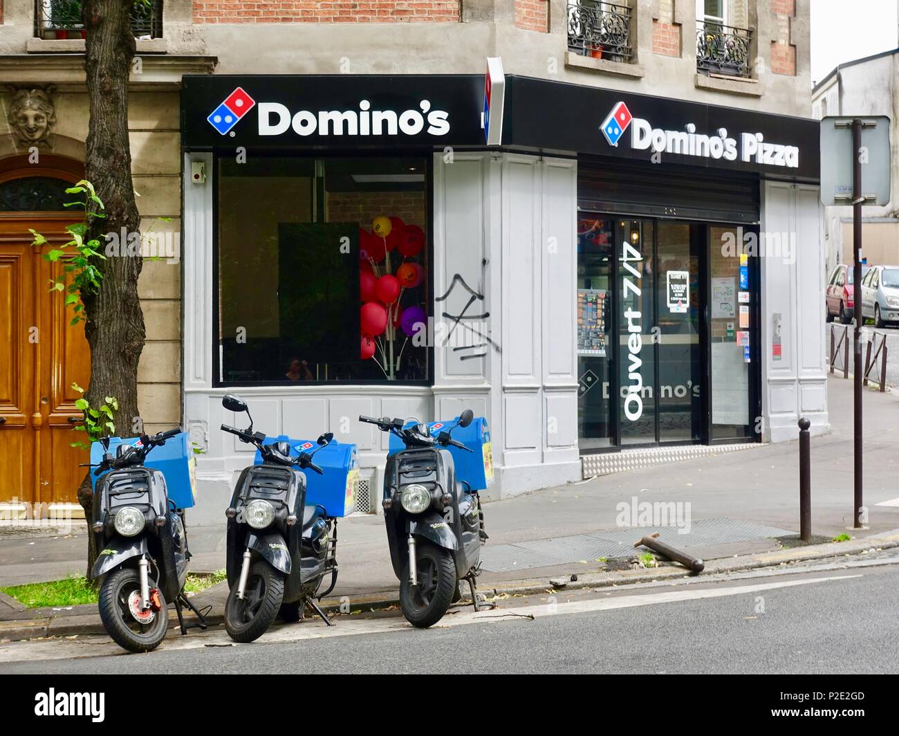 Domino's Pizza, Shop mit Lieferung Motorräder vor. Paris, Frankreich Stockfoto