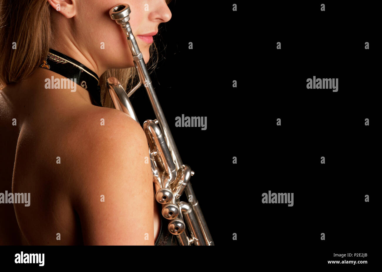Weibliche Musiker spielen die B-Trompete - generische Stockfoto