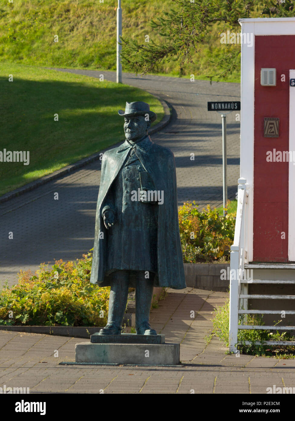 Statue des isländischen Schriftsteller Jon Sveinnson ("Nonni"), die außerhalb des Nonni Museum in Akureyri, Island Stockfoto