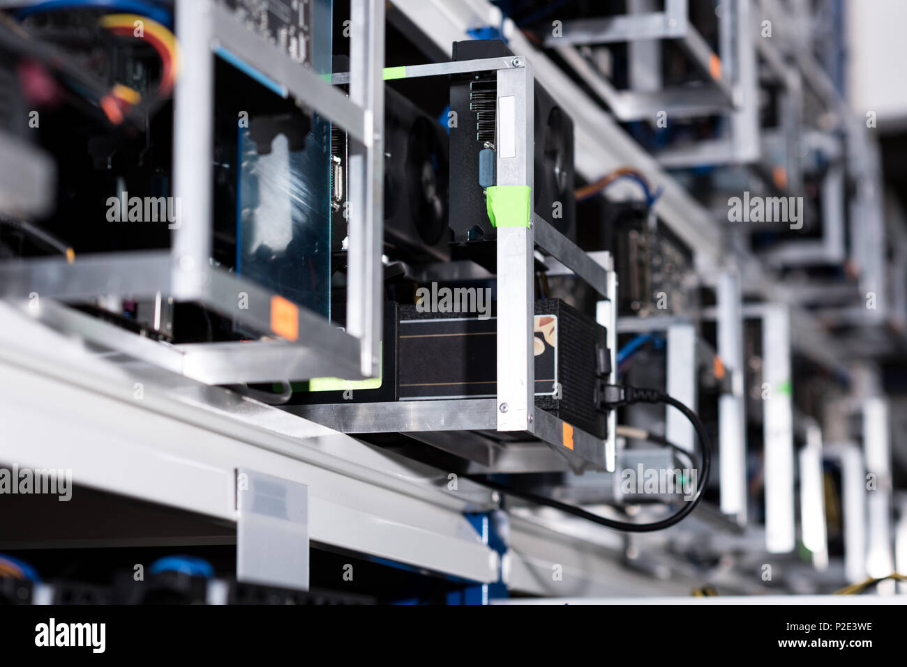 Regale mit EDV-Komponenten des Astraleums Bergbau Farm Stockfoto