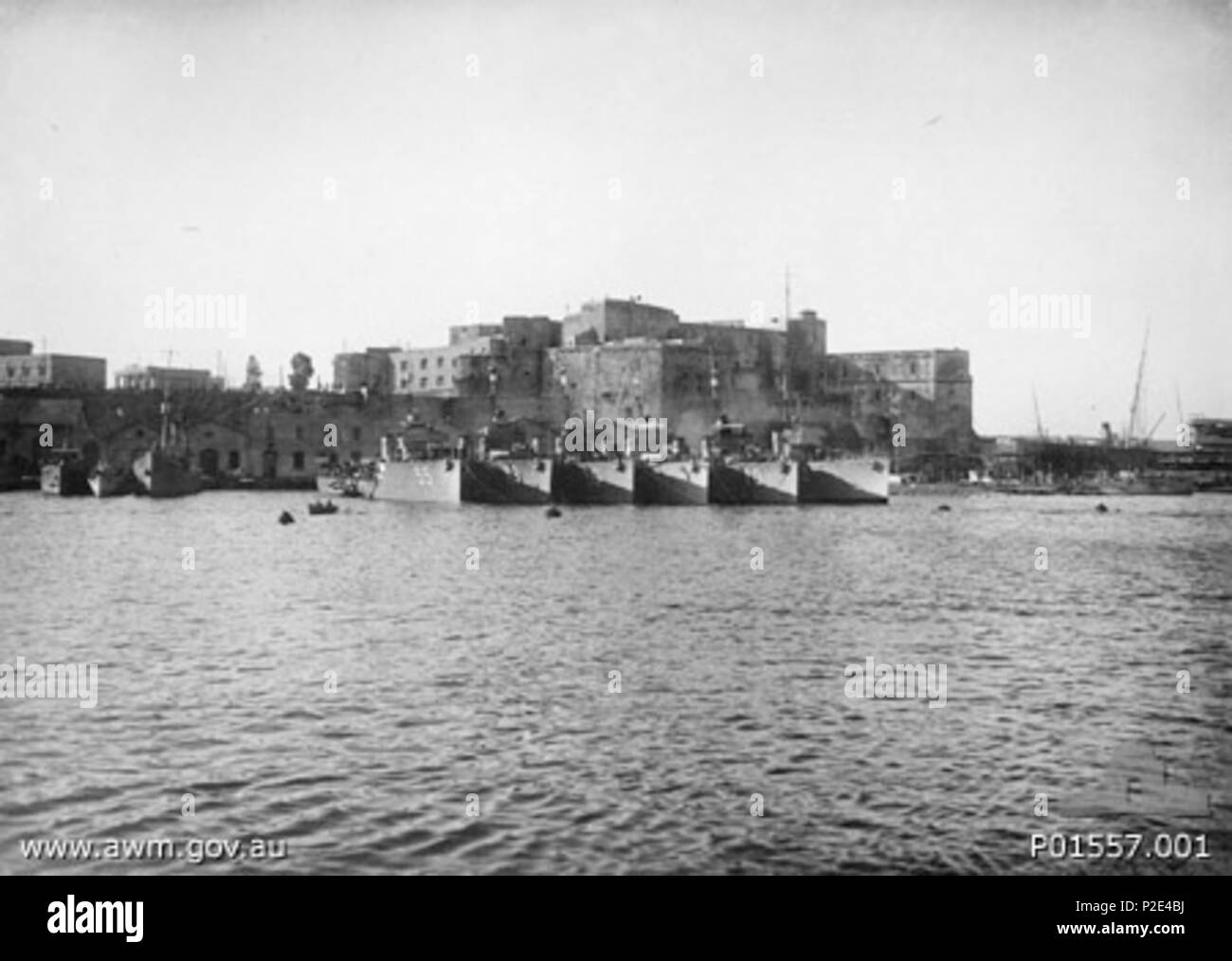 . AWM Bildunterschrift: Brindisi, Italien. 1917. Lief "Fluss" KLASSE ZERSTÖRERFLOTTILLE VOR ANKER IM HAFEN, UNTER DEFISA SCHLOSS. Von links nach rechts: HMAS PARRAMATTA (55), Yarra (79), HUON (50), SWAN (61), WARREGO (70) UND DER BRITISCHEN ROYAL NAVY DESTROYER. HMAS TORRENS (nicht dargestellt) WAR AUCH MIT DEN ANDEREN FÜNF ZERSTÖRER IN BRINDISI von 1917-08. (DONOR E.GNADE). 1917. Fotograf nicht identifiziert 49 Fluss Klasse (01557-001) AWM P Stockfoto