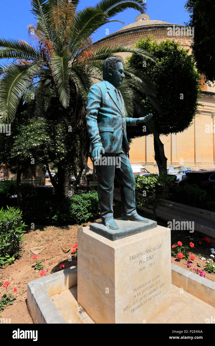 Statue der ehemalige Arbeitsminister, Freddie Micallef, Rotunda von Mosta, Malta. Stockfoto