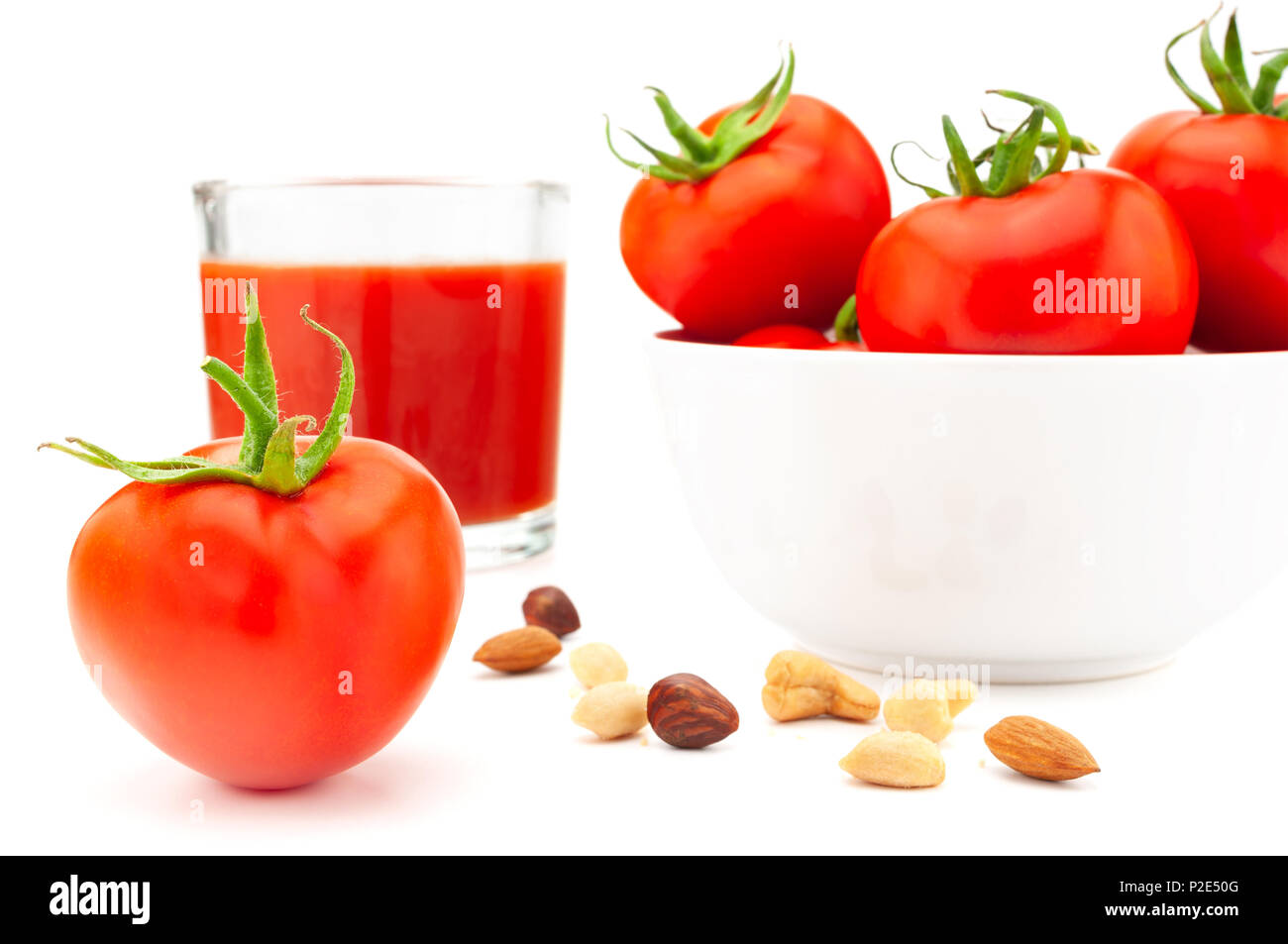 Frische Tomaten auf weißem Hintergrund Stockfoto