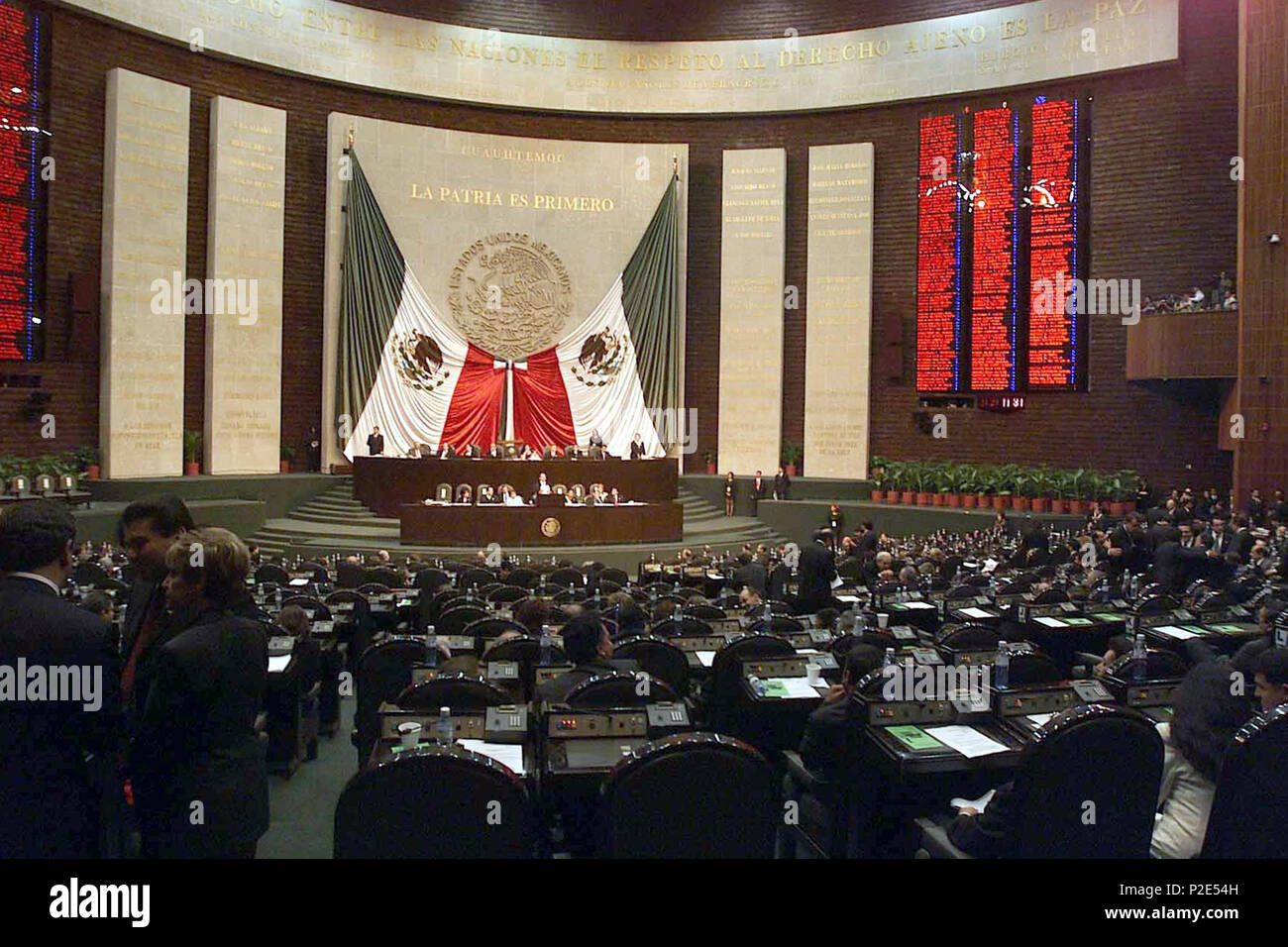 . Englisch: Der Hintergrund der Mexikanischen Abgeordnetenkammer, bedeckt mit der Verfassung von Mexiko, Flagge von Mexiko und corbata. Präsident Vicente Fox in der Mexikanischen Abgeordnetenkammer. Quelle: http://primer.informe.presidencia.gob.mx/images/fotos/fox04 Grande.jpg]] Español: Interior del Salón del hemiciclo de la Cámara de Diputados de México. Presidente: Vicente Fox. 21. März 2006 (original Upload Datum). Die ursprünglichen Uploader wurde Zscout370 auf Englisch. 34 Mexiko Abgeordnetenkammer Hintergrund Stockfoto