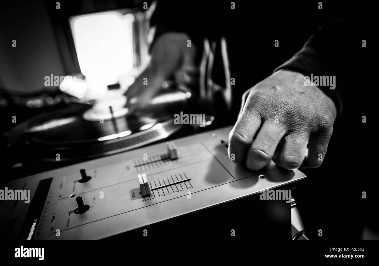 Dj im Studio verwendet Plattenspieler und Mixer für Kratzer. Schwarz/Weiß-Bild Stockfoto