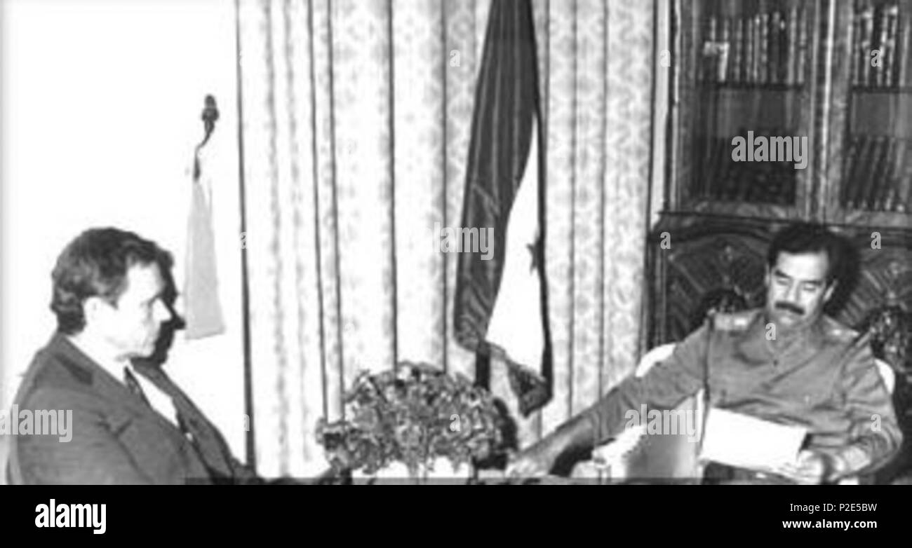 . Richard W. Murphy und Saddam. Richard Murphy, US-Staatssekretär den Besuch mit Saddam Hussein im Jahr 1986 und erklärt Iran-Contra-Skandal zu ihm. 1986. Diese Datei fehlt, Informationen zum Autor. 36 MurphySaddam Stockfoto