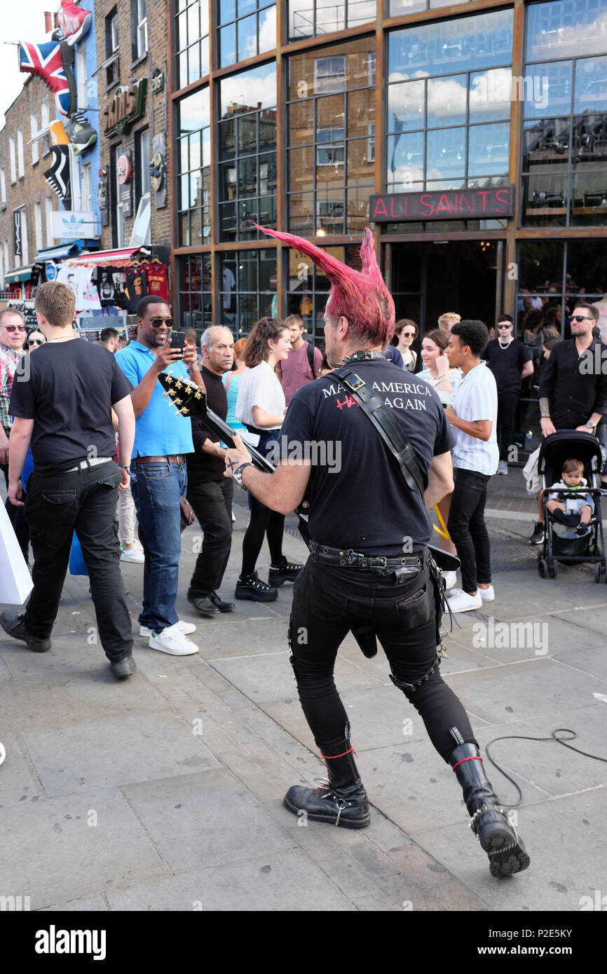 Punk Rocker Straßenmusik, Camden Town, Camden, London, UK Stockfoto