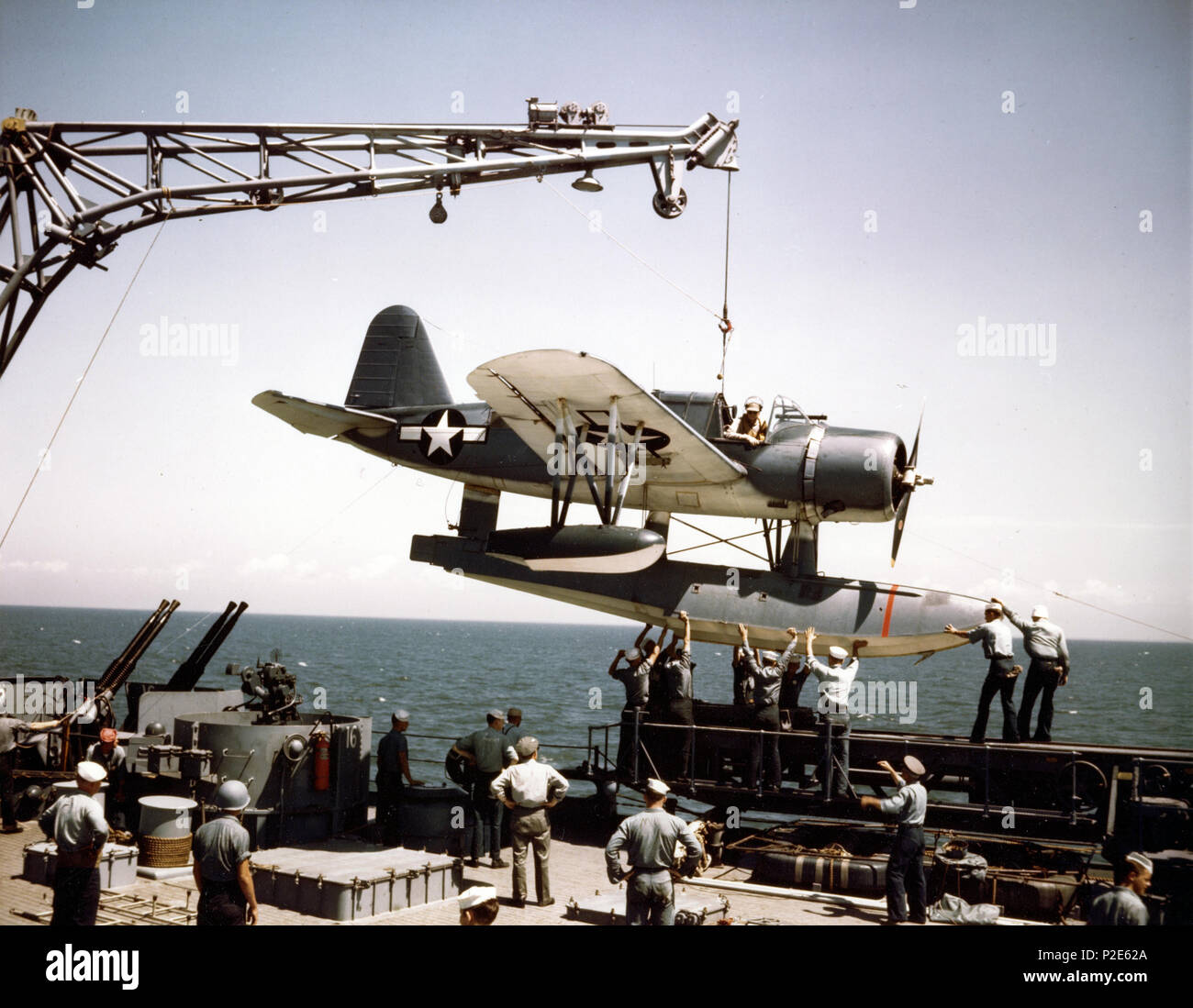 . Ein Naval Aircraft Factory OS2 N-1 Kingfisher Wasserflugzeug (#01491 oder 01401, eine Lizenz gebaute Vought OS2U) auf dem Katapult Wiege nach einem Flug an Bord der U.S. Navy battleship USS Missouri (BB-63), während Ihrer shakedown Zeitraum im Sommer 1944 abgesenkt wird. Beachten Sie die Markierung 51 Direktor und die damit verbundenen 40mm Quad gun mount auf der linken Seite. Sommer 1944. USN 39 OS2 N-1 ist auf katapult der USS Missouri (BB-63) im Jahr 1944 gelegt Stockfoto