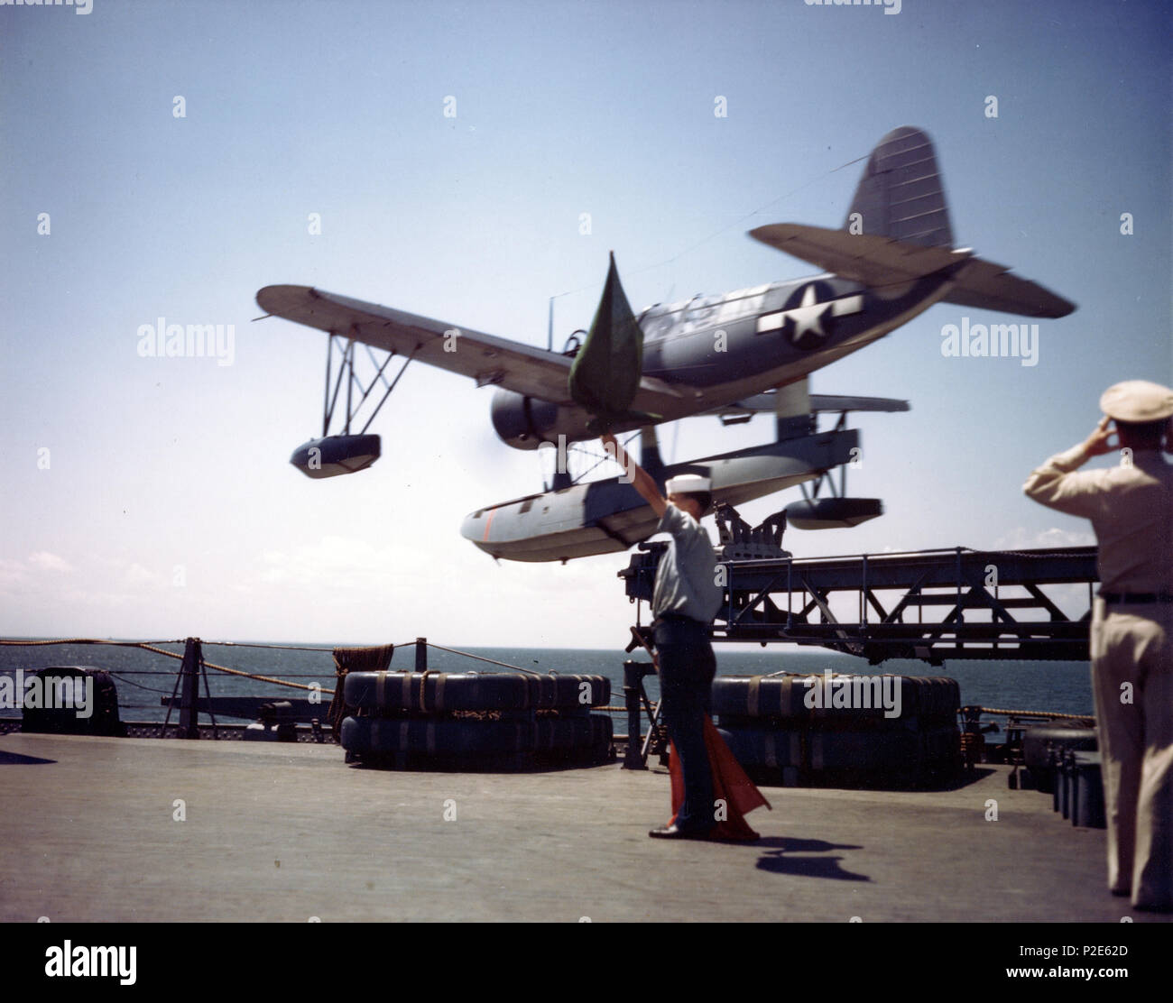 . Mit der grünen Flagge gehisst, das Katapult crew Startet eine Vought OS2U Wasserflugzeug von der U.S. Navy battleship USS Missouri (BB-63), während Ihrer shakedown Zeitraum im Sommer 1944. Hinweis Die rettungsflöße verstaut durch das Katapult. Sommer 1944. USN 39 OS2U ist von der USS Missouri (BB-63) im Jahr 1944 gestartet Stockfoto