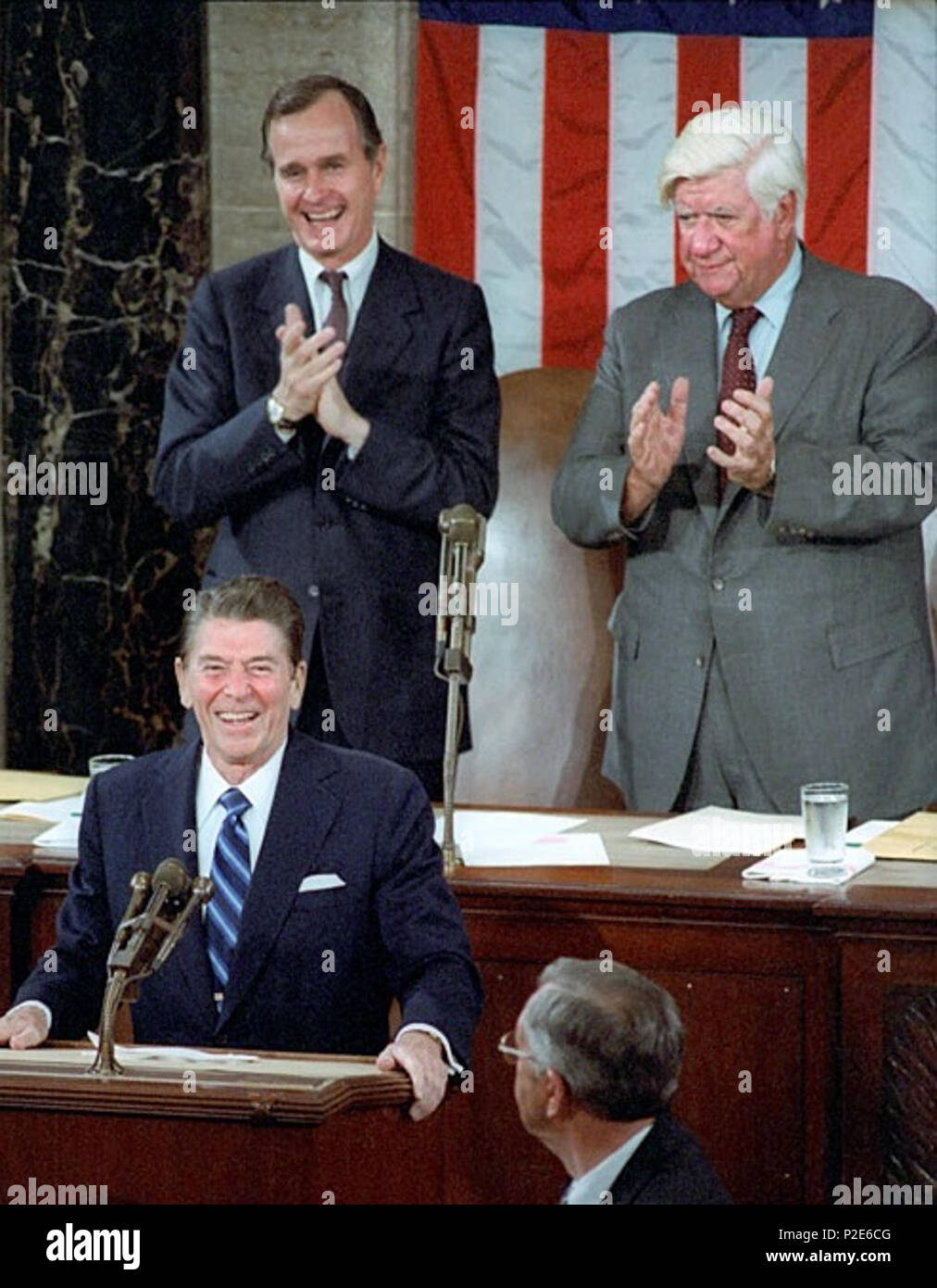 . Englisch: Präsident Reagan Adressen der Kongress und die Nation auf dem Programm für die wirtschaftliche Erholung von der U.S. Capitol (erste Rede nach dem Attentat). 28. April 1981. Ronald Reagan Presidential Foundation und Bibliothek 43 Präsident Reagan Adressen Kongress 1981-2 Stockfoto