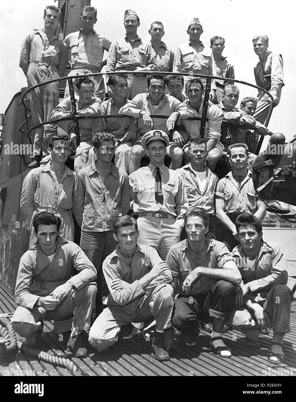 . Die US-Marine U-Boot USS Tang (SS-306) in Pearl Harbor, Hawaii (USA), im Mai 1944. Das U-Boot kommandierenden Offizier, Lieutenant Commander Richard H. O'Kane (Mitte), wirft mit den zweiundzwanzig aircrewmen, Tang aus Truk während der Carrier Air raids gibt es am 29. April - 1. Mai 1944 gerettet. Das Foto wurde auf Tang zurück zu Pearl Harbor von ihrem zweiten Krieg Patrouille, im Mai 1944. Die anwesenden sind (vordere Reihe, von links nach rechts): Aviation Radioman 2. Klasse Harry B. Gemmell; Luftfahrt Radioman 2. Klasse Joseph Hranek; Luftfahrt Radioman 1. Klasse James L. Livingston; und Luftfahrt Ma Stockfoto