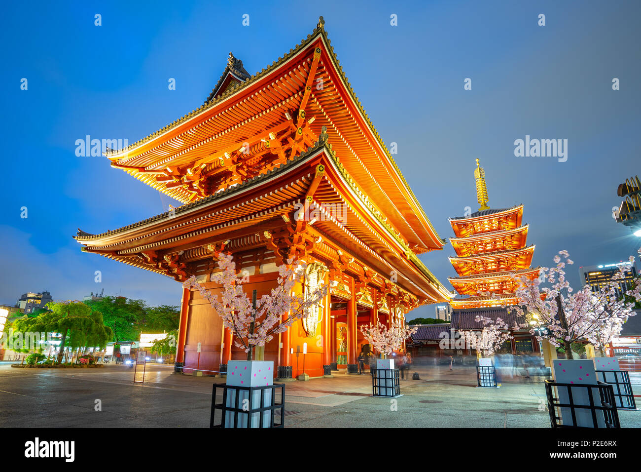 Nacht in Tokio Stadt mit Sensoji-tempel in Tokio, Japan. Stockfoto