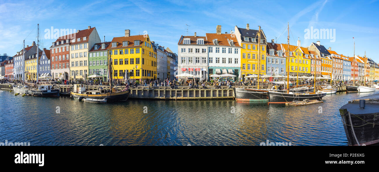 Panorama der Nyhavn mit den Kanal in Kopenhagen, Dänemark. Stockfoto