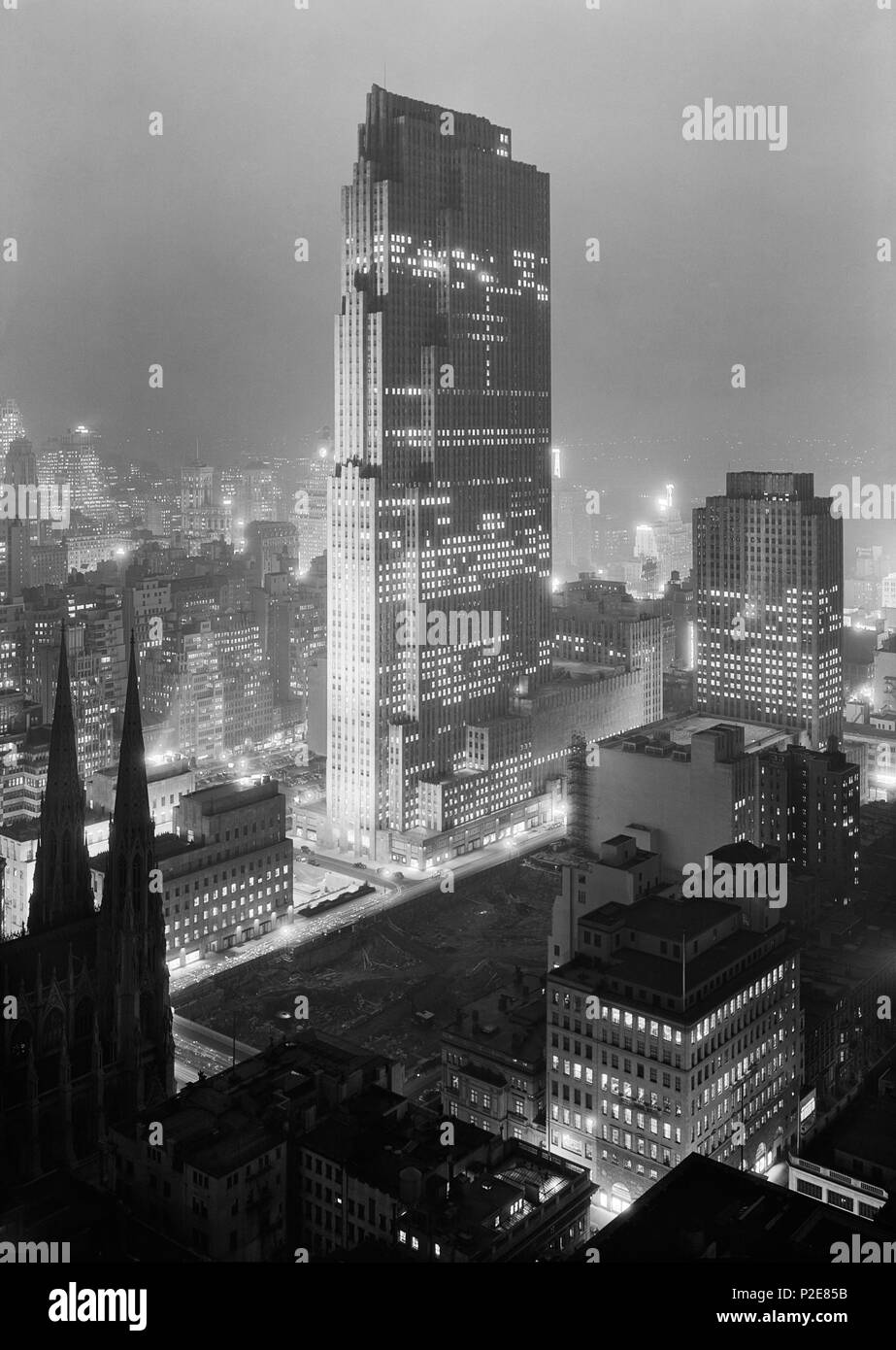 . Deutsch: "New York Blick auf die Stadt. Das Rockefeller Center und RCA-Gebäude von 515 Madison Ave. Im Jahr 2004, wird die Bibliothek schloss mit Chicago Albumen arbeitet dieser sich ständig verschlechternden Acetat negativ durch Entfernen und die Entspannung der Emulsionsschicht (Die pellicle) und Herstellung Duplizieren von Dias und digitale Dateien zu bewahren." Dieses Bild ist eine digitale Datei von 5×7' pellicle Acetat negativ. Vom 5. Dezember 1933. Samuel Herman Gottscho; von Michel Vuijlsteke 49 Rockefeller Center wiederhergestellt, Dezember 1933 Stockfoto