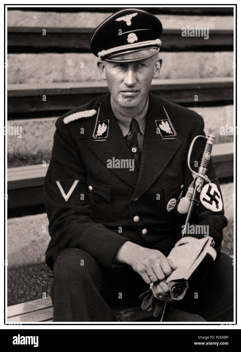 1940 HEYDRICH WAFFEN SS NAZI Reinhard Tristan Eugen Heydrich war ein hochrangiger deutscher Nazi-Beamter im Zweiten Weltkrieg und ein Hauptarchitekt des Holocaust. Er war SS-Obergruppenführer und General der Polizei sowie Chef des Reichssicherheitshauptamtes. Einer von Adolf Hitlers vertrauenswürdigen und bevorzugten Offizieren. Ermordet von selbstaufopferungsvollen mutigen tschechischen Widerstandskämpfern 4. Juni 1942, Prag, Tschechische Republik Stockfoto