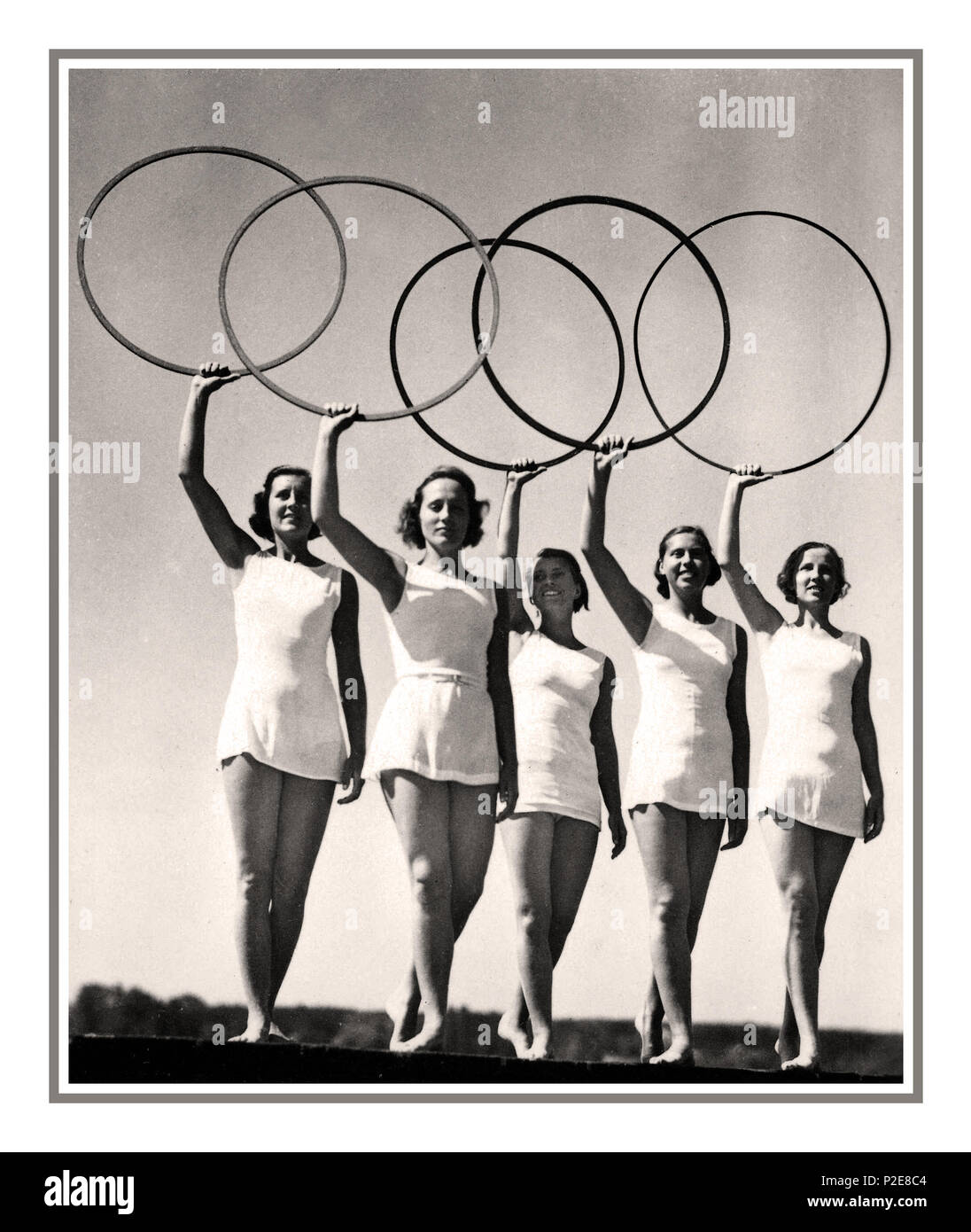 Olympische Spiele 1936, Berlin, Deutschland die Olympischen Ringe von fünf jungen Sportlerinnen 1936 OLYMPISCHE SOMMERSPIELE, BERLIN, Fotokarte mit blonden arischen Turnerinnen mit den Olympischen Ringen, BERLINER Olympiastadion 13. AUGUST 1936 Deutschland Stockfoto