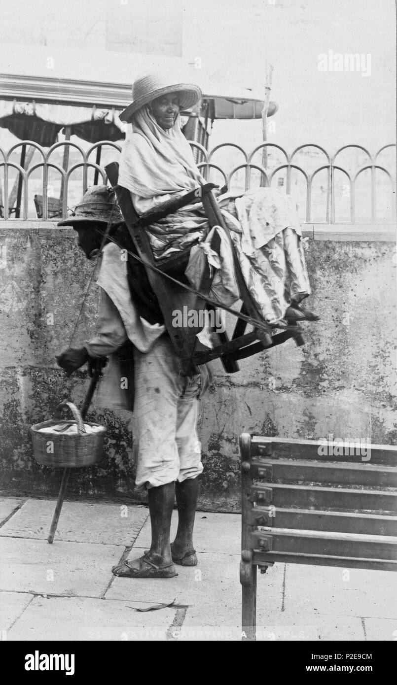 Historische Bild von einem Mann, der einen behinderten Menschen auf seinem Rücken Stockfoto