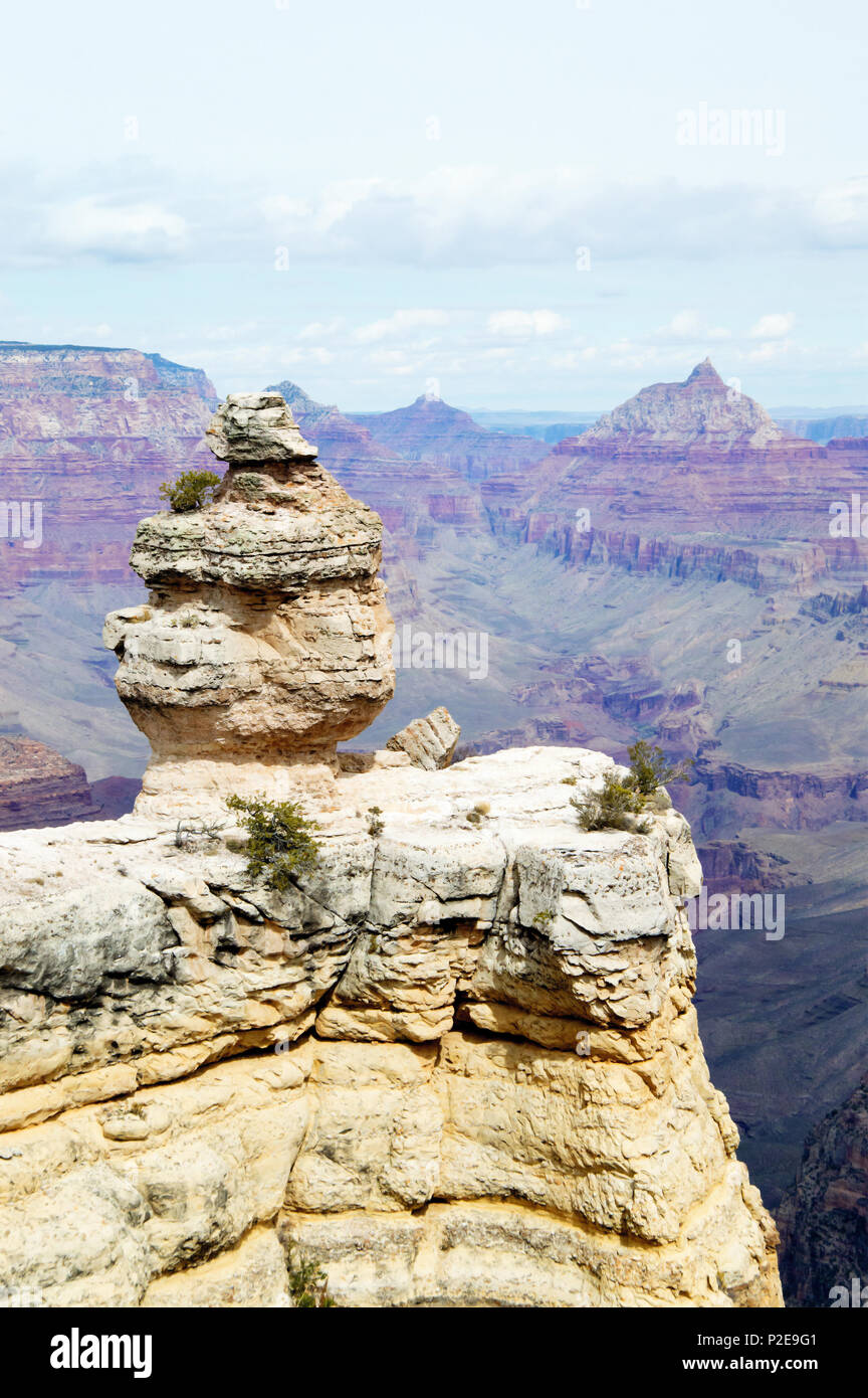 Ein isolierter Rock outcropping in einem großen Canyon in Arizona. Stockfoto