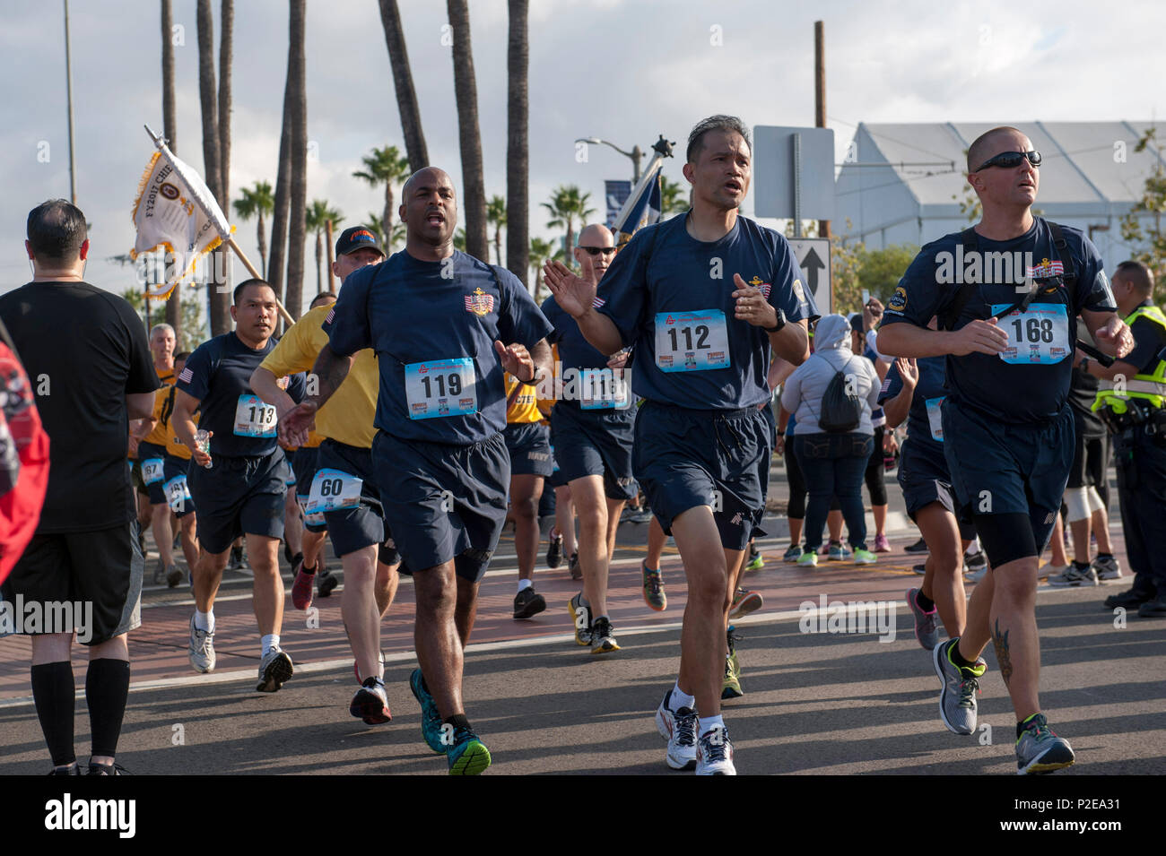 160905-N-YT 019-074 SAN PEDRO, Kalifornien (Sept. 5, 2016) - Segler zugeordnet Amphibisches Schiff USS America (LHA 6) Im erobern die Brücke Durchlauf teilnehmen, während der Eröffnungs-Los Angeles Flotte Woche. Flotte Woche bietet der Öffentlichkeit die Möglichkeit, Schiffe zu Tour, treffen Segler, Marines, und die Mitglieder der Küstenwache und ein besseres Verständnis dafür, wie das Meer Dienstleistungen der nationalen Verteidigung der Vereinigten Staaten und die Freiheit der Meere Unterstützung gewinnen. (U.S. Marine Foto von Mass Communication Specialist Seaman Josua Samoluk/Freigegeben) Stockfoto