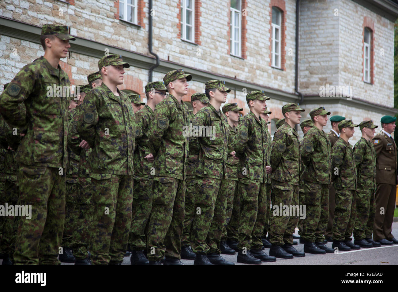 Die estnischen Wehrpflichtigen warten auf den Beginn der Abschlussfeier von Staabi-ja sidepataljon, Signal Bataillon, in Tallinn, Estland, Sept. 5, 2016. Estonian Defence Force Wehrpflichtigen durchlaufen drei Monate Grundausbildung vor der Durchführung einer anderen 7-8 Monate der Führung und der militärischen beruflichen Spezialgebiet Training. (U.S. Armee Foto von SPC. Rachel Diehm/Freigegeben) Stockfoto