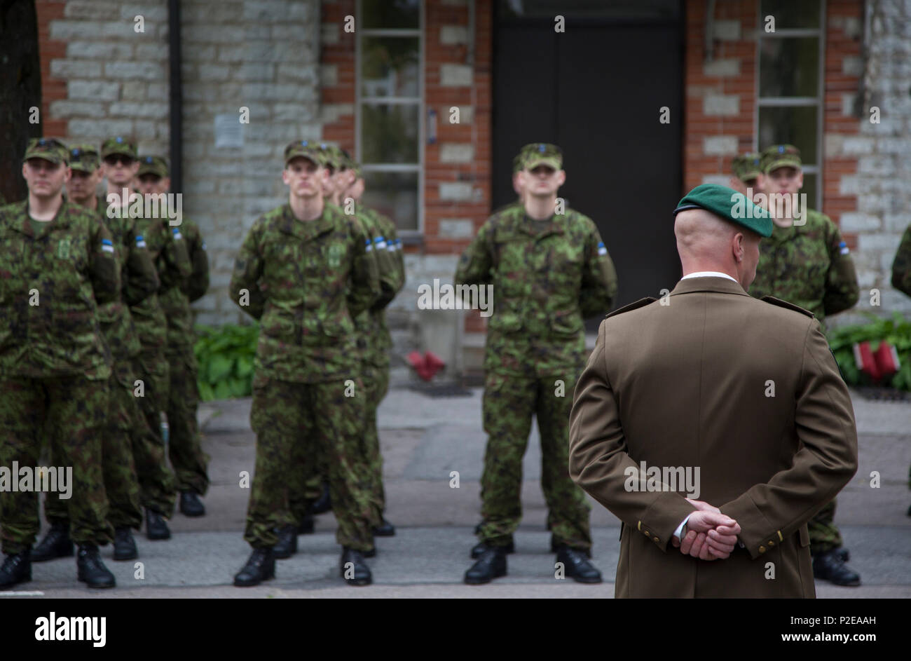 Estnische Soldaten warten auf den Beginn der Abschlussfeier von Staabi-ja sidepataljon, Signal Bataillon, in Tallinn, Estland, Sept. 5, 2016. Estonian Defence Force Wehrpflichtigen durchlaufen drei Monate Grundausbildung vor der Durchführung einer anderen 7-8 Monate der Führung und der militärischen beruflichen Spezialgebiet Training. (U.S. Armee Foto von SPC. Rachel Diehm/Freigegeben) Stockfoto