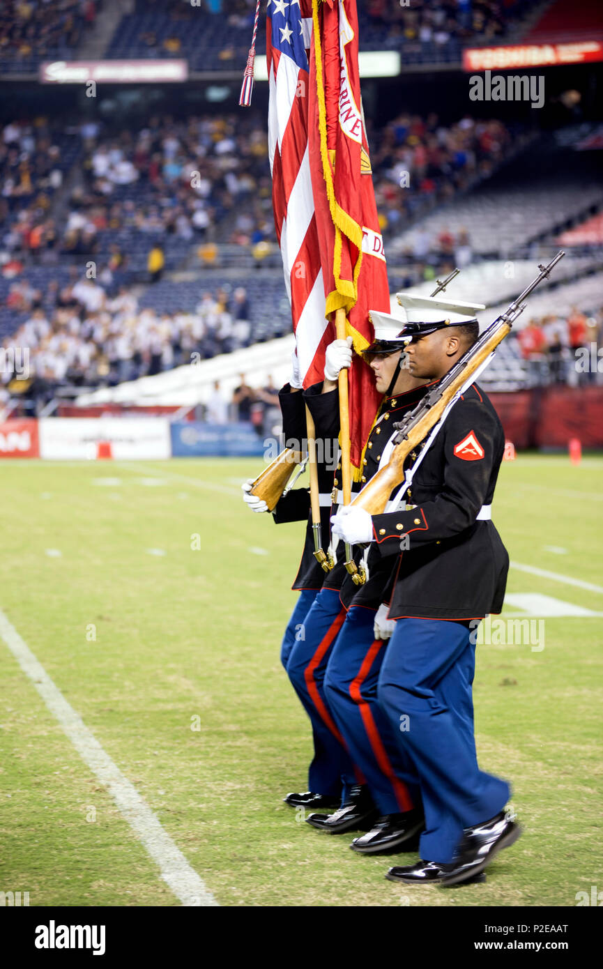 Marines vom Marine Corps Recruit Depot San Diego Headquarters und Service-bataillon Color Guard März auf das Feld vor ein College Football Spiel, während San Diego Flotte Woche 2016. Flotte Woche bietet der Öffentlichkeit die Gelegenheit, Matrosen, Marines, und die Mitglieder der Küstenwache treffen und ein besseres Verständnis davon, wie das Meer Dienstleistungen der nationalen Verteidigung der Vereinigten Staaten und die Freiheit der Meere Unterstützung gewinnen. (U.S. Marine Foto von Mass Communication Specialist Seaman Justin Schoenberger/Freigegeben) Stockfoto