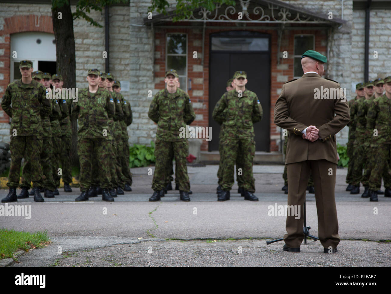 Estnische Soldaten warten auf den Beginn der Abschlussfeier von Staabi-ja sidepataljon, Signal Bataillon, in Tallinn, Estland, Sept. 5, 2016. Estonian Defence Force Wehrpflichtigen durchlaufen drei Monate Grundausbildung vor der Durchführung einer anderen 7-8 Monate der Führung und der militärischen beruflichen Spezialgebiet Training. (U.S. Armee Foto von SPC. Rachel Diehm/Freigegeben) Stockfoto