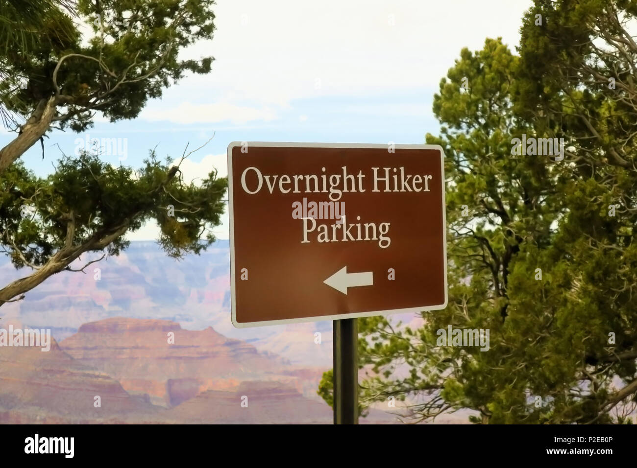 Eine übernachtung Wanderer parken Schild am Grand Canyon. Stockfoto