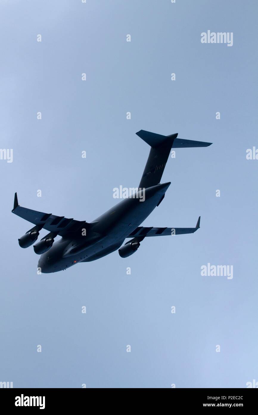 Eine C-17 Globemaster III ist eine Fliege über nach Fallschirmjäger zu Unternehmen C, 2.BATAILLON, 503Rd Infanterie Regiment (Airborne), 173Rd Airborne Brigade zugeordnet, in einer Drop Zone in der Nähe von Adazi, Lettland für übung Bajonett Streik am 12. September 2016 springen. Die 173Rd Airborne Brigade, in Vicenza, Italien, ist die Armee Contingency Response Force in Europa, und ist in der Lage, Kräfte projiziert eine vollständige Palette von militärischen Operationen in den Vereinigten Staaten der Europäischen, Zentralen und Afrika Befehl Verantwortungsbereiche innerhalb von 18 Stunden durchzuführen. Betrieb Atlantik zu lösen ist in den USA eine LED-Aufwand im Osten Europ Stockfoto