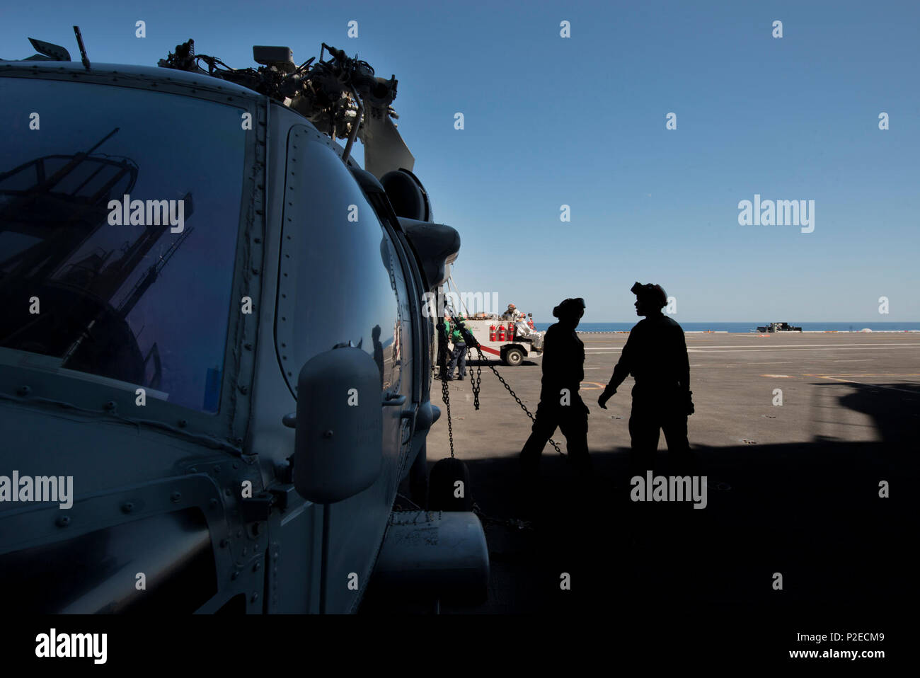 160909-N-JM 189-111 (Sep. 9, 2016) Segler auf die "Eightballers" der Hubschrauber Meer Combat Squadron (HSC) 8 verlassen Sie den Flight Deck des Flugzeugträgers USS Carl Vinson (CVN 70) nach Abschluss eines routinemäßigen Wartungsarbeiten an einem MH-60S Sea Hawk Hubschrauber zugeordnet. Carl Vinson ist derzeit in Vorbereitung für eine bevorstehende Implementierung begonnen. (U.S. Marine Foto von Mass Communication Specialist Seaman Theo Shively/Freigegeben) Stockfoto