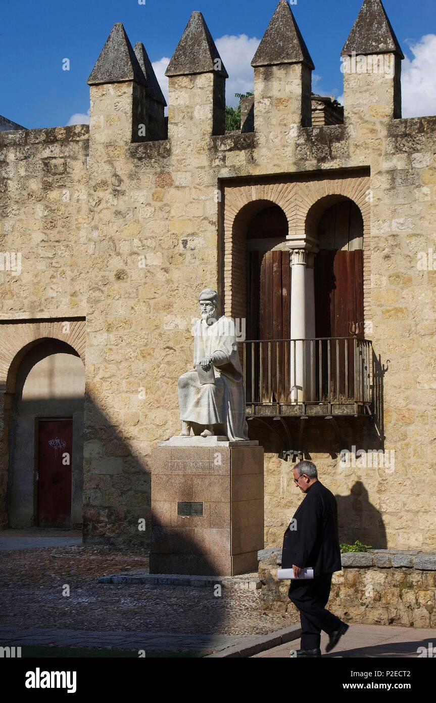 Spanien, Andalusien, Cordoba, Green Promenade mit Blick auf die Mauern der Zeit der Umayyaden mit der Statue von averroès Stockfoto