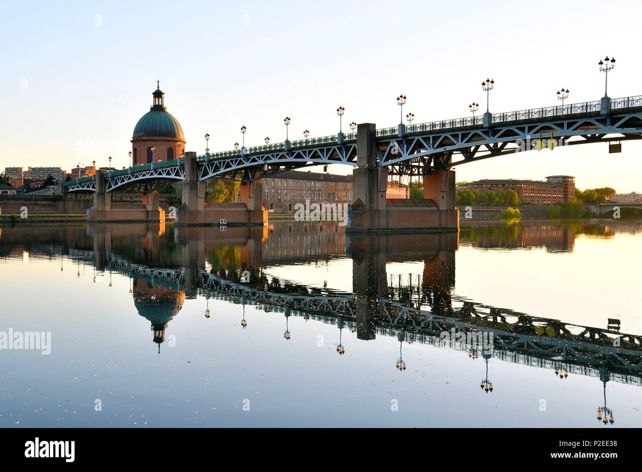 Frankreich, Haute Garonne, Toulouse, Garonne Banken, Saint Pierre Brücke und Kuppel von Saint Joseph de La Grave Krankenhaus Stockfoto