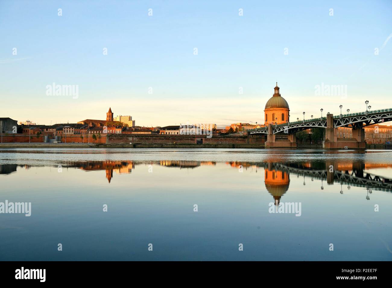 Frankreich, Haute Garonne, Toulouse, Garonne Banken, Saint Pierre Brücke, Dom des heiligen Joseph de La Grave Krankenhaus und St. Nicolas Kirche Stockfoto