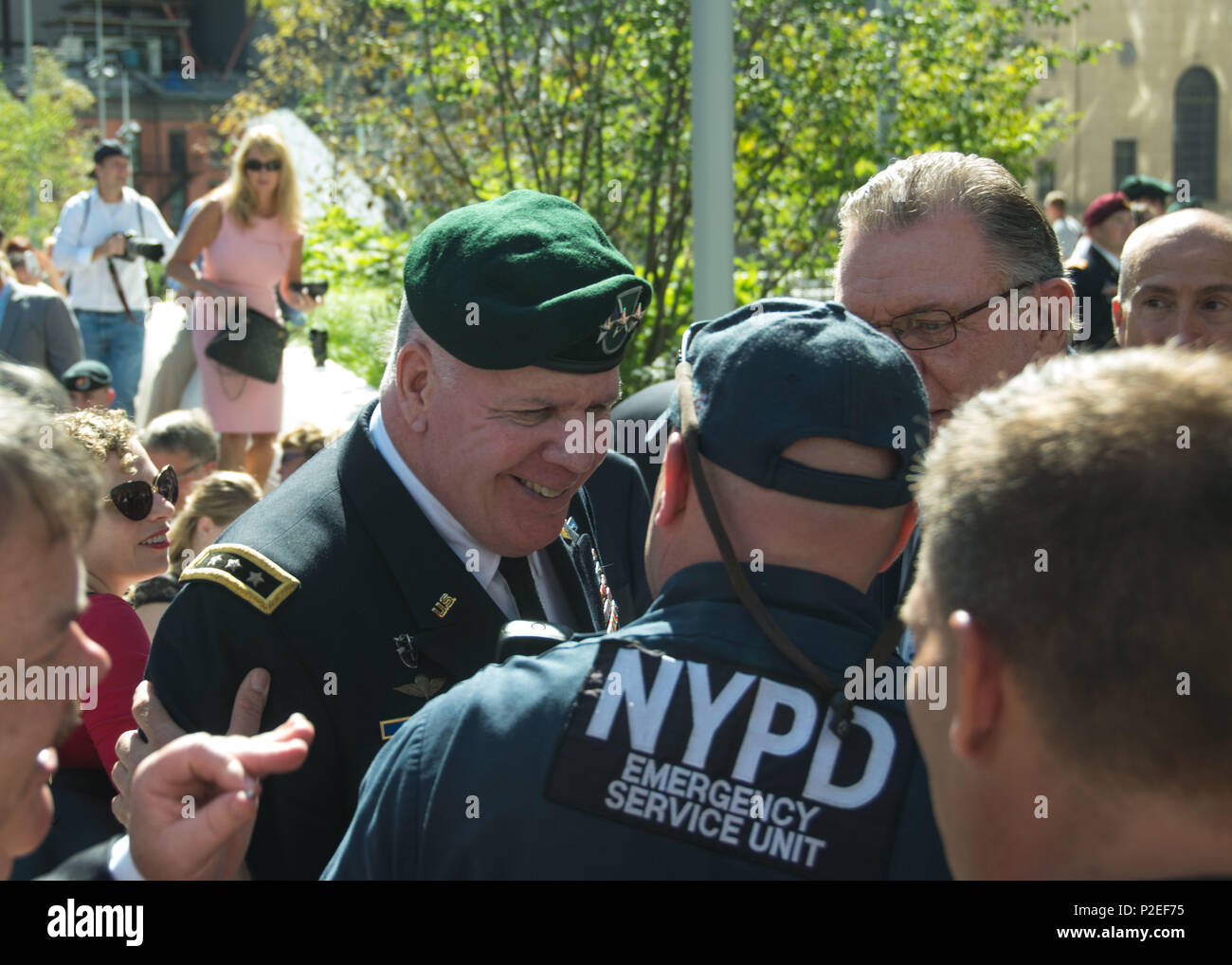 Generalleutnant John F. Mulholland, jr., ehemalige Task Force Dagger Commander, schüttelt Hände mit einem Mitglied des New York City Police Department im Liberty Park in New York City für die Umwidmung Zeremonie des America's Antwort Denkmal. (U.S. Armee Foto von cheryle Rivas, USASOC Public Affairs). Stockfoto