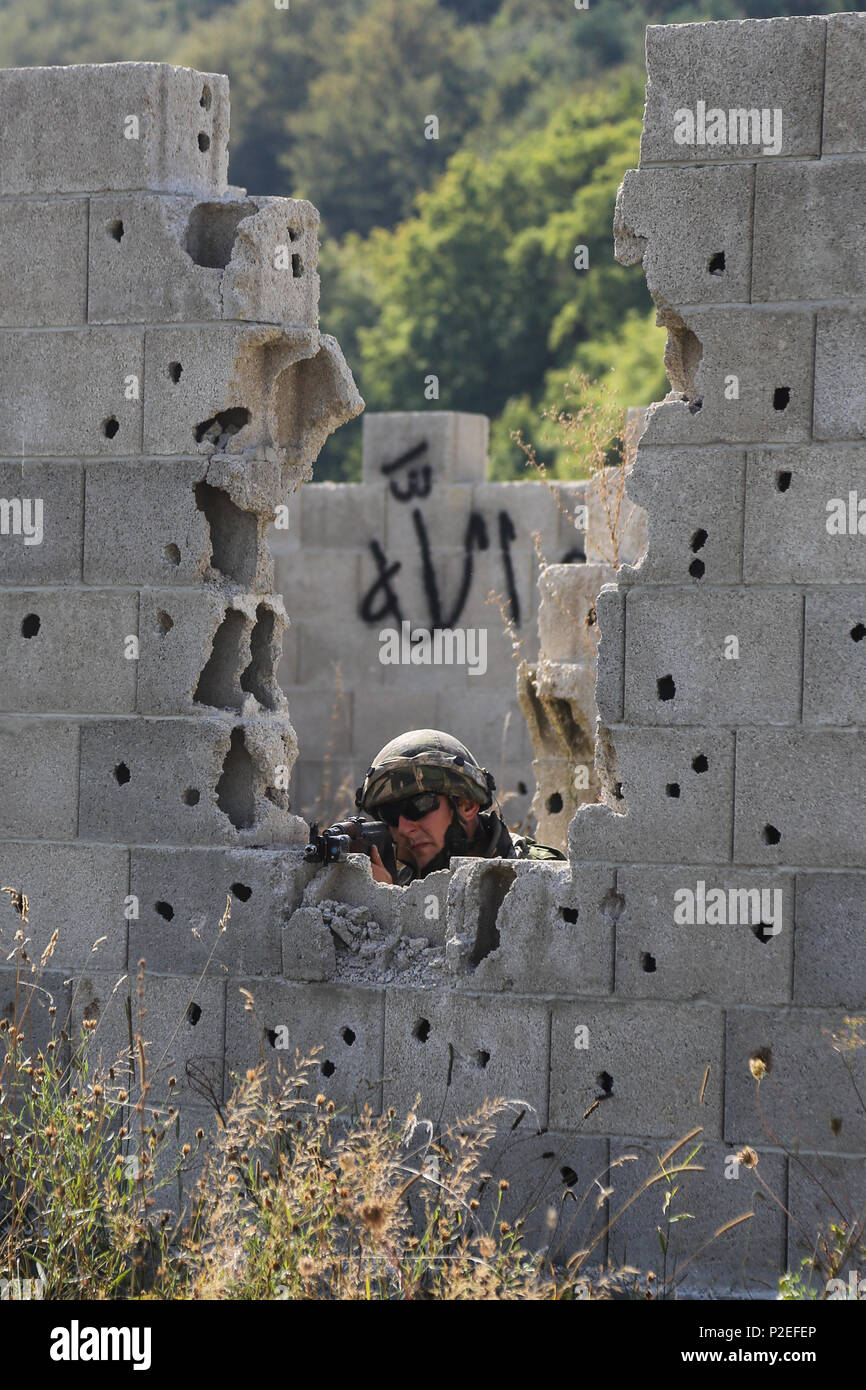 Ein rumänischer Soldat der 33 rumänischen Berg Bataillon, 2 Mountain Truppen Brigade kehrt das Feuer auf die simulierten Feind während der Durchführung einer Stadt angriff Szenario während der Übung kombinierte VII Lösen bei der US Army Joint Multinational Readiness Center in Hohenfels Deutschland, Sept. 12, 2016. Kombinierte lösen VII ist ein 7th Army Training Befehl, U.S. Army Europe-gerichtete Bewegung, die im Grafenwöhr und Hohenfels Ausbildung Bereiche, 12.08.8, Sept. 15, 2016. Die Übung ist so konzipiert, dass die Armee der Regional Bahn zugewiesenen Kräfte, die auf den US-European Command. Kombinierte lösen VII gehören Stockfoto