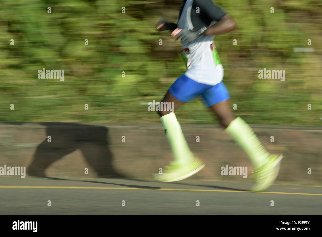 Erwachsene männliche Marathon Athlet stark läuft Stockfoto