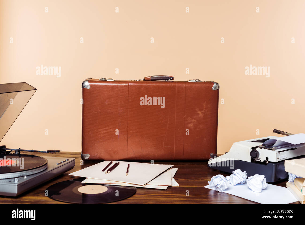 Vintage Koffer, Schallplatten, Plattenspieler und Schreibmaschine auf dem  Tisch Stockfotografie - Alamy