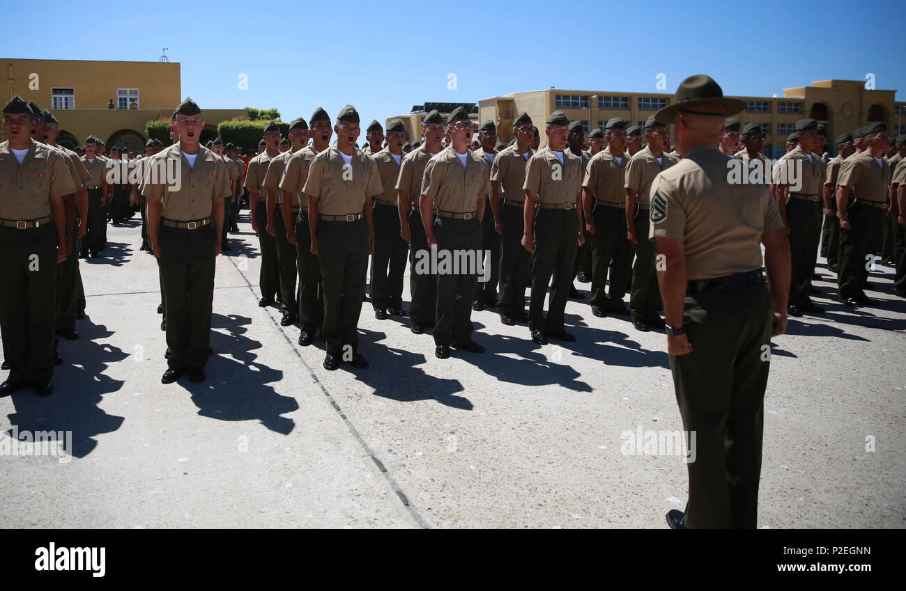Marines von Charlie Company, 1 Recruit Training Bataillon, reagieren auf Ihre älteren drill instructor nach für die Freiheit des Marine Corps Recruit Depot San Diego, Sept. 15 freigegeben werden. Nachdem die Marines freigegeben wurden, wurden sie sechs Stunden auf der Basis der Freiheit vor der Abschlussfeier am Freitag erlaubt. Jährlich mehr als 17.000 Männer aus den westlichen Recruiting Region rekrutiert werden an MCRD San Diego ausgebildet. Charlie Company ist Absolvent Sept. 16 geplant. Stockfoto