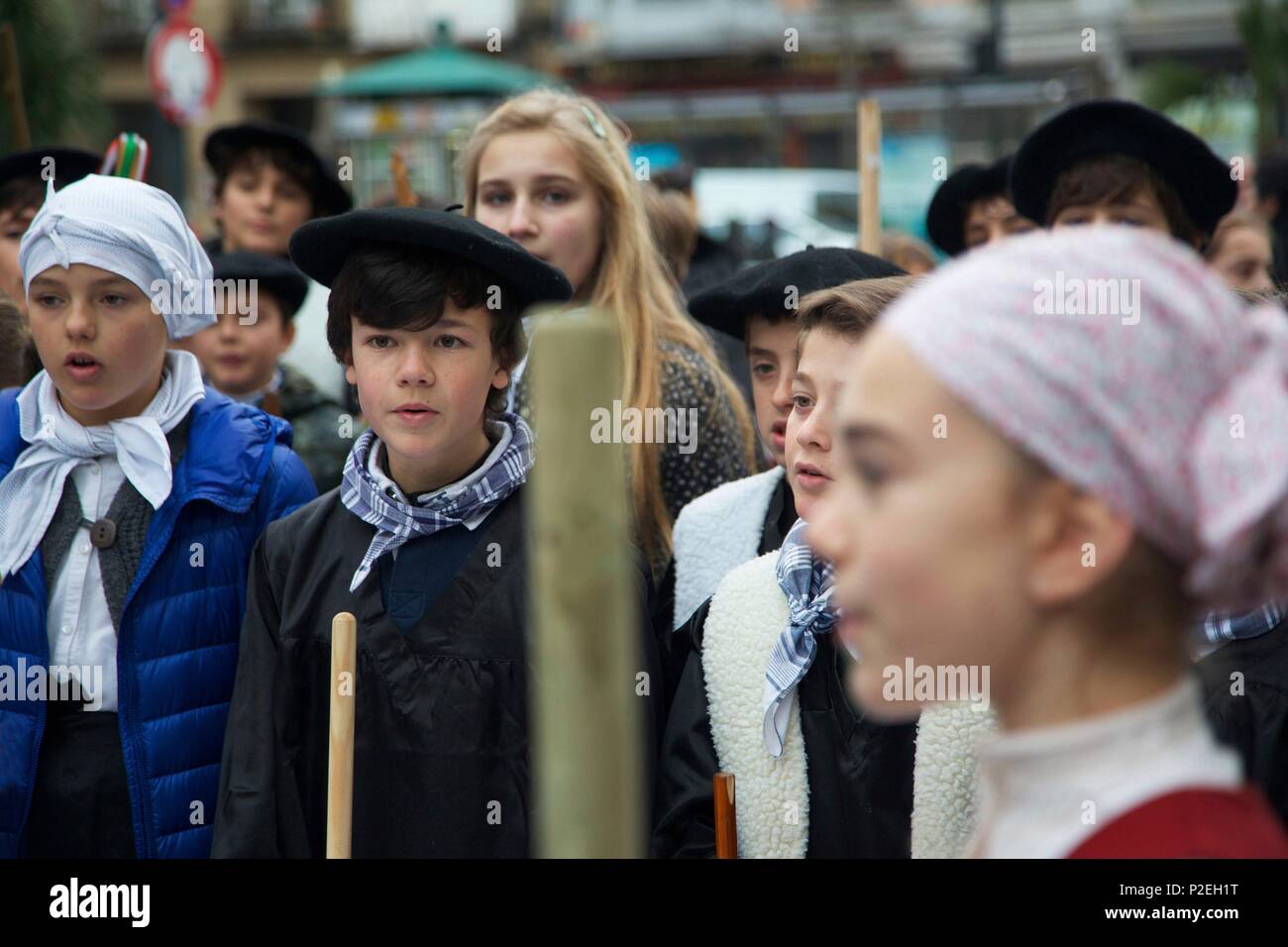 Spanien, Baskenland, San Sebastian, Kinder in traditionellen Kostümen während ein religiöses Fest Stockfoto