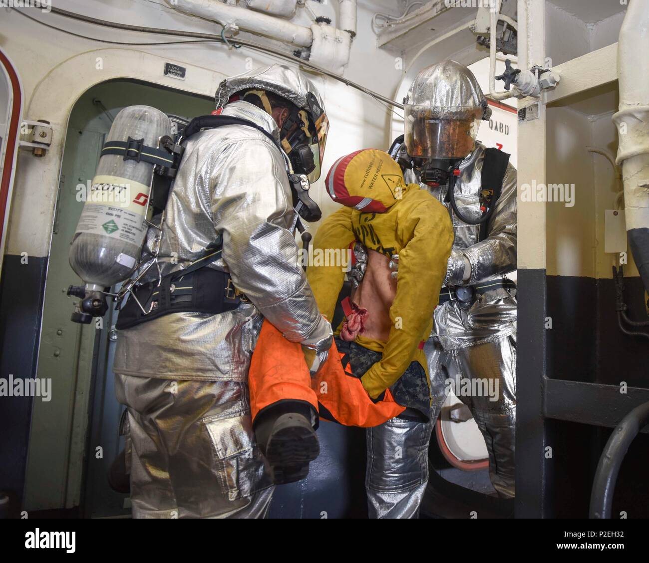 NAVAL BASE KITSAP-BREMERTON, Washington (Sept. 8, 2016) - Aviation Boatswain Mate (Handling) 3. Klasse Gerald Johnson, ein Eingeborener von Shelbyville, Tennessee, und Luftfahrt Boatswain Mate (Handling) 3. Klasse Tommy Jackson, gebürtig aus Los Angeles, tragen einen Dummy während eines Bohrers an Bord des Flugzeugträgers USS Nimitz (CVN-68). Nimitz wird derzeit eine geplante inkrementelle Wartungsarbeiten Verfügbarkeit im Puget Sound Naval Shipyard und Intermediate Maintenance Facility, wo das Schiff planmäßige Wartung und Upgrades versorgt wird. (U.S. Navy Photo von Masse Kommunikation Spezialist Seemann Westo Stockfoto