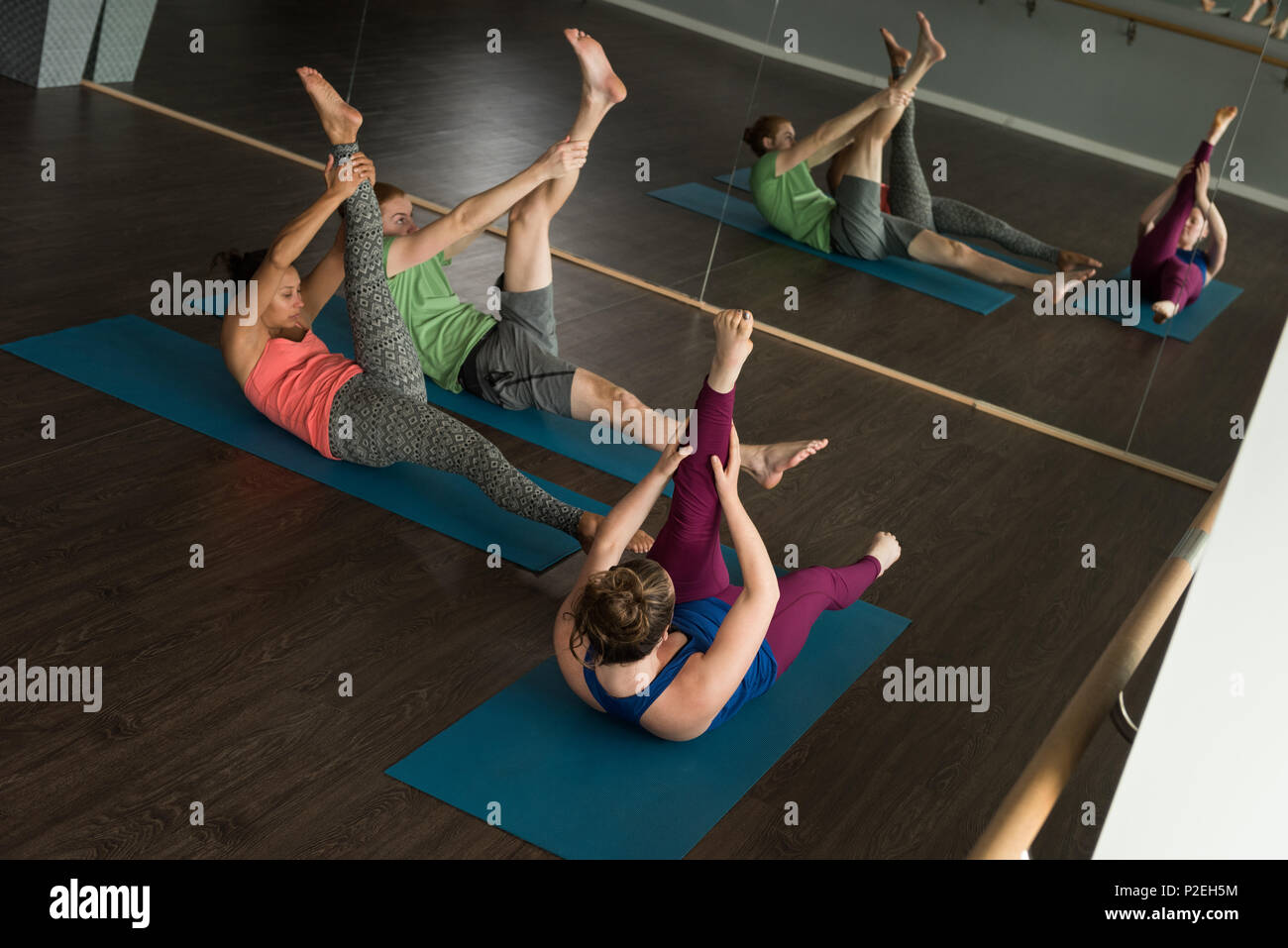 Gruppe von Menschen üben Yoga Stockfoto