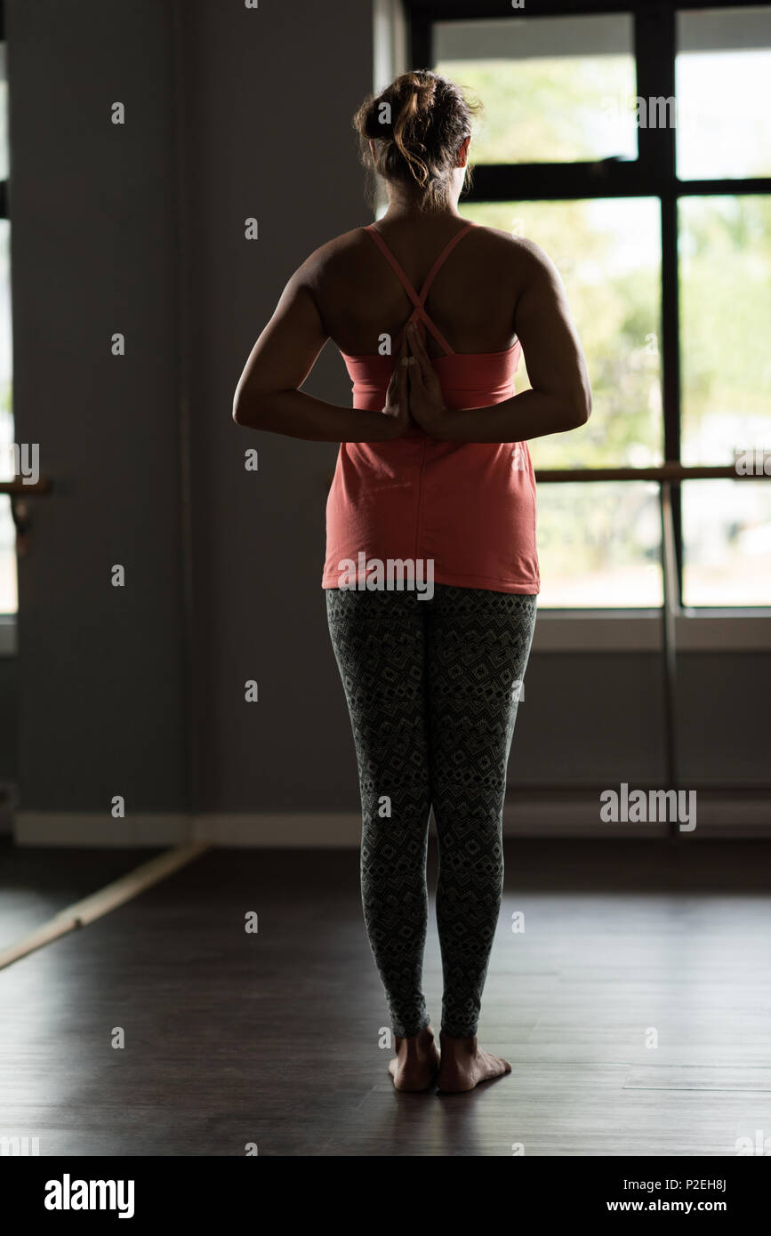 Rückansicht der Frau praktizieren yoga Stockfoto