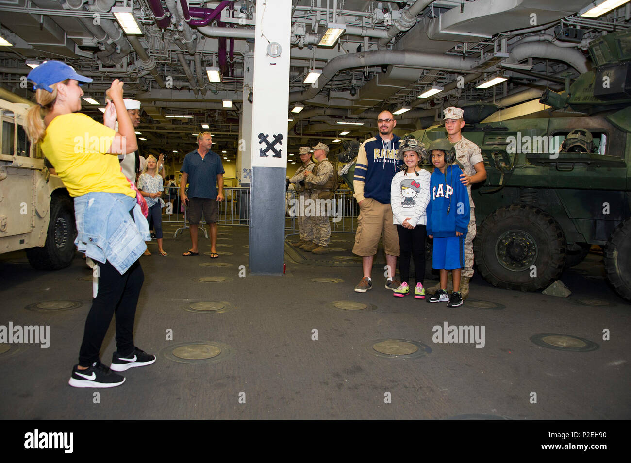 160904-N-JH 668-086 SAN PEDRO, Kalifornien (Sept. 4, 2016) - ein Los Angeles Familie nimmt Fotos während einer Tournee amphibisches Schiff USS America (LHA 6), während der Eröffnungs-Los Angeles Flotte Woche. Flotte Woche bietet der Öffentlichkeit die Möglichkeit, Schiffe zu Tour, treffen Segler, Marines, und die Mitglieder der Küstenwache und ein besseres Verständnis dafür, wie das Meer Service der nationalen Verteidigung der Vereinigten Staaten und die Freiheit der Meere Unterstützung gewinnen. (U.S Navy Foto von Mass Communication Specialist 3. Klasse Kyle Hafer/Freigegeben) Stockfoto