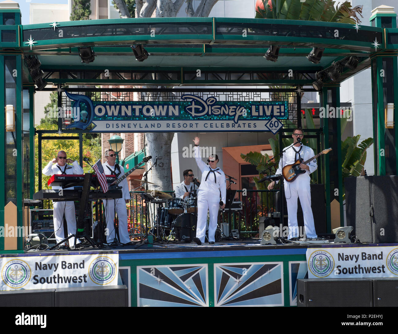 160903-N-OS 584-063 Anaheim, Kalifornien (September 03, 2016) Navy Südwesten Band "Zerstörer" spielen in Downtown Disney Live auf der Main Street, Los Angeles Flotte während der Woche. Die Eröffnungs-Los Angeles Flotte Woche bietet der Öffentlichkeit die Möglichkeit, Schiffe zu Tour, treffen Segler, Marines, und die Mitglieder der Küstenwache und ein besseres Verständnis dafür, wie das Meer Dienstleistungen der nationalen Verteidigung der Vereinigten Staaten und die Freiheit der Meere Unterstützung gewinnen. (U.S. Marine durch Mass Communication Specialist 1. Klasse Jimmie Crockett/Freigegeben) Stockfoto